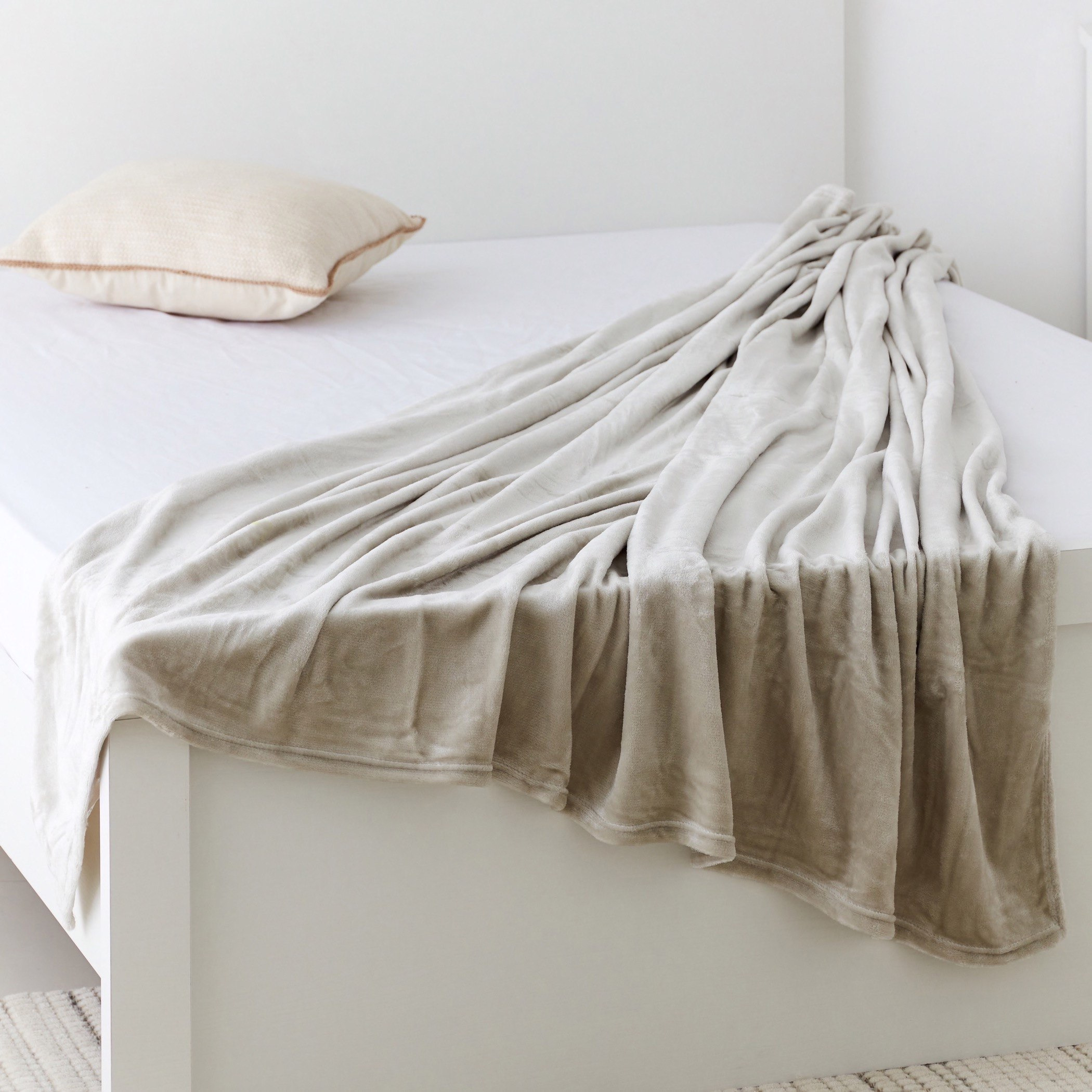 Nova Solid Flannel Twin Blanket - 150x200 cm-hbxhomeware-hbxbedroom-image-2