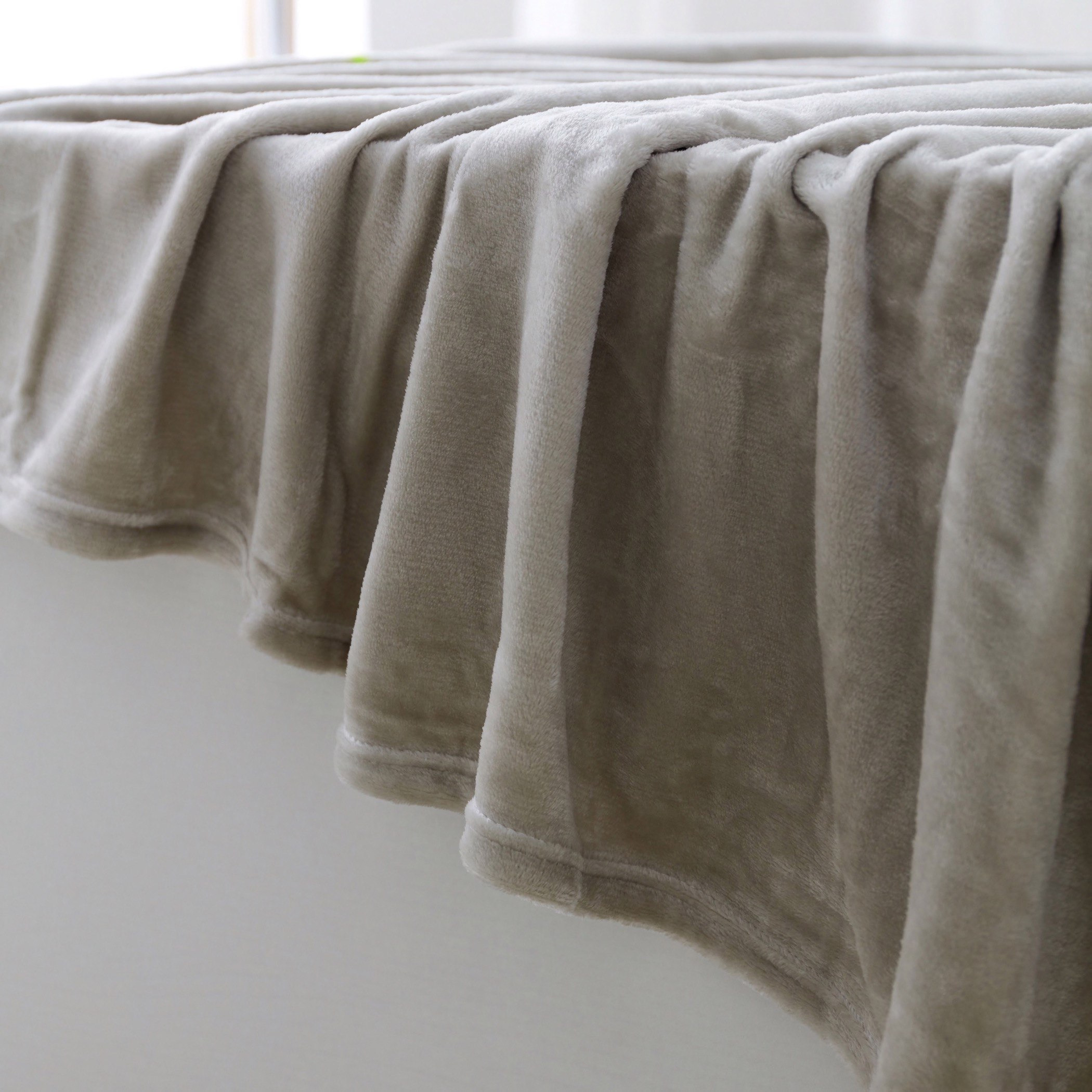 Nova Solid Flannel Twin Blanket - 150x200 cm-hbxhomeware-hbxbedroom-image-4