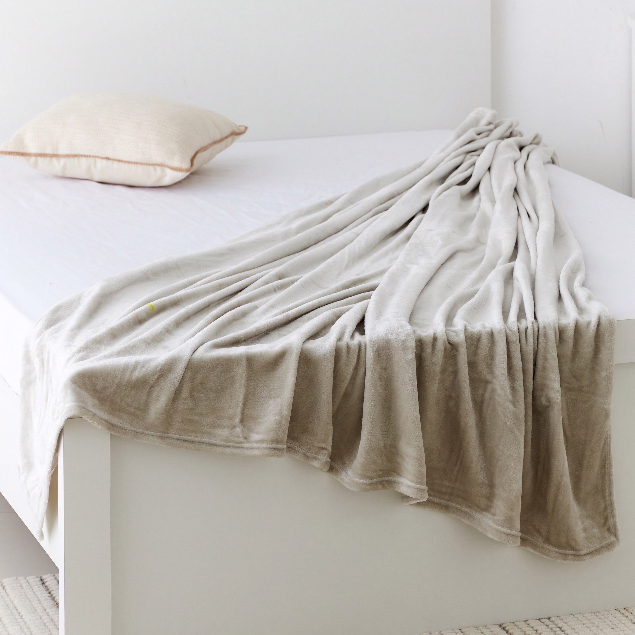 بطانية فلانيل كوين منقوشة من نوفا - 200x220 سم-hbxhomeware-hbxbedroom-image-2