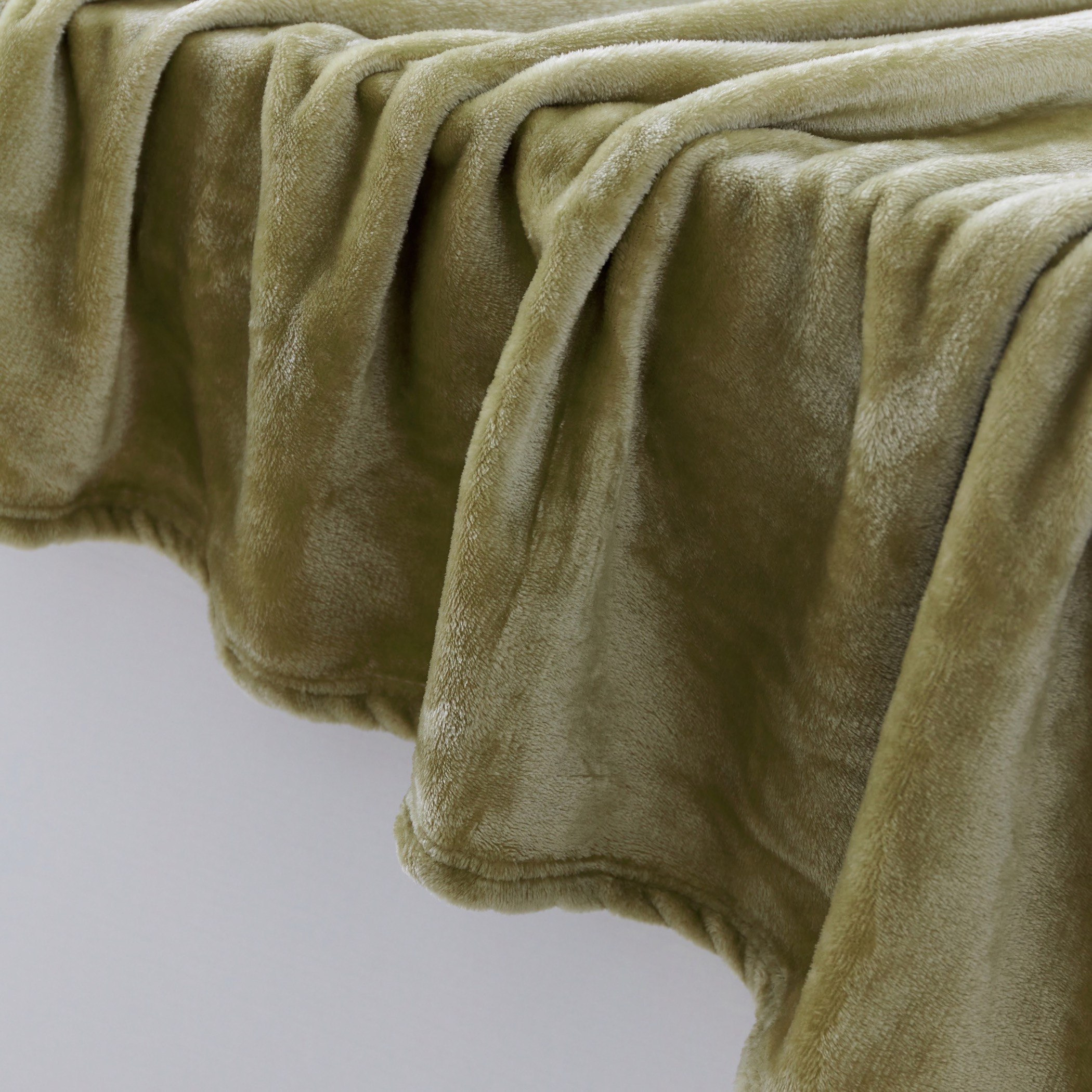 Nova Solid Flannel Twin Blanket - 150x200 cm-hbxhomeware-hbxbedroom-image-4