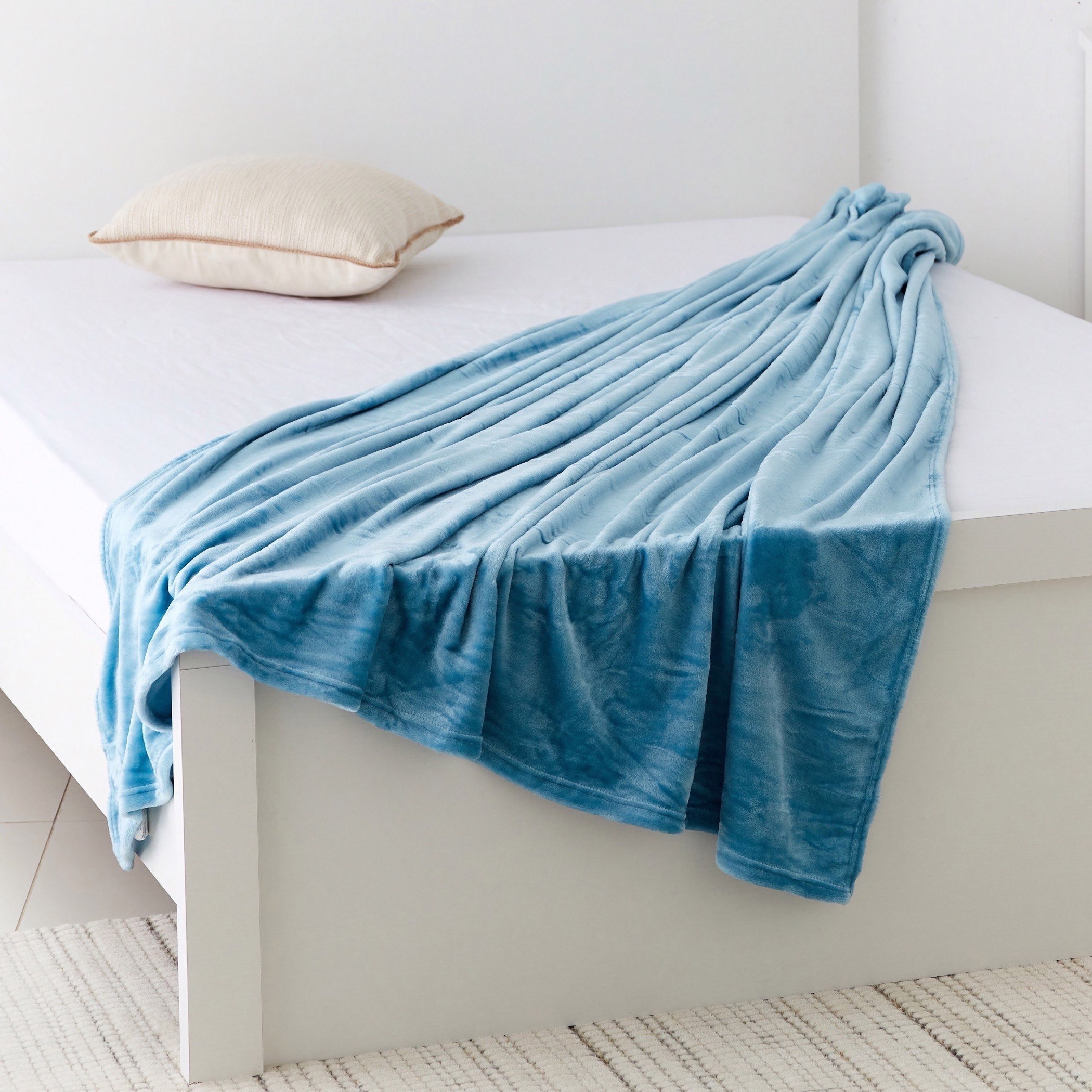 Nova Solid Flannel Twin Blanket - 150x200 cm-hbxhomeware-hbxbedroom-image-2