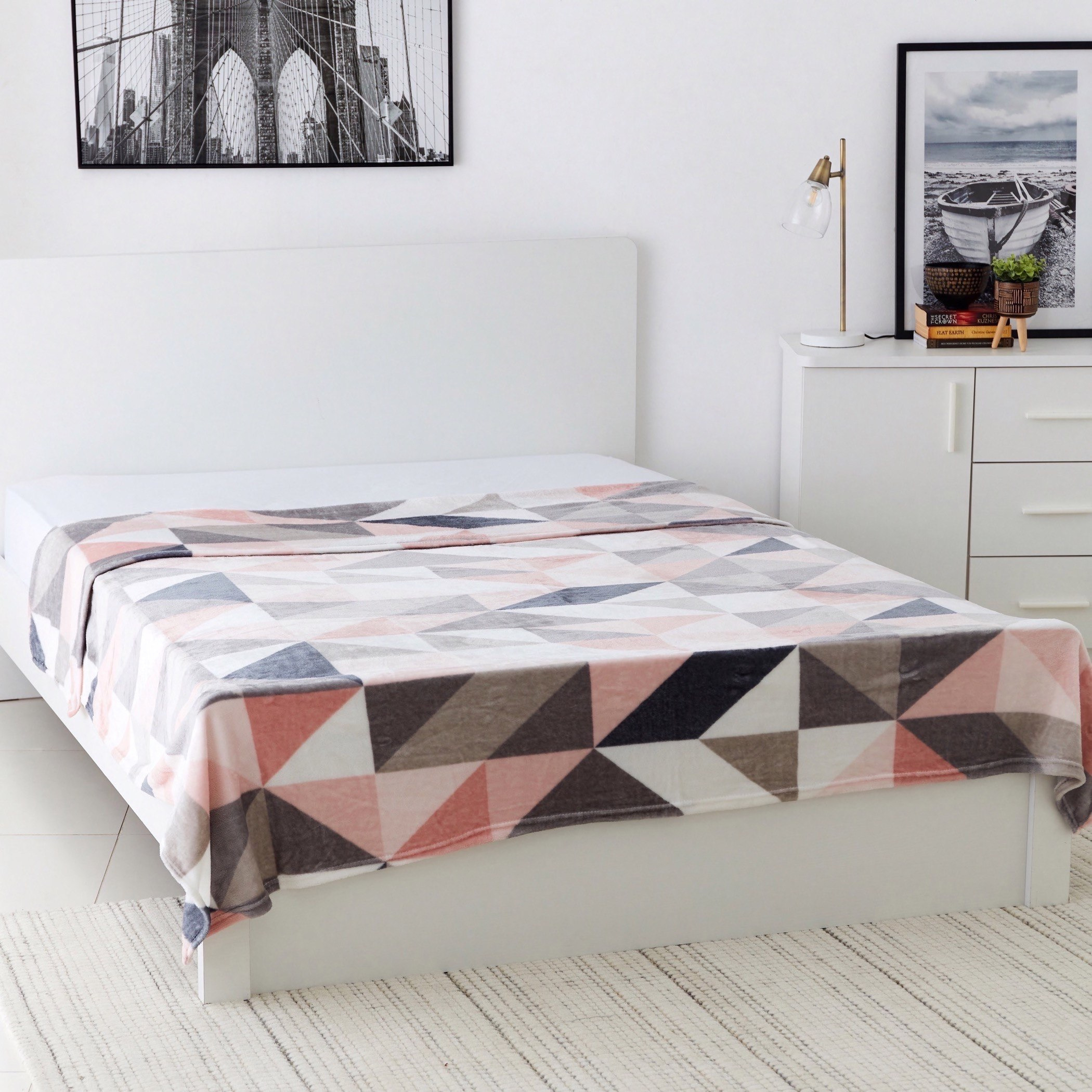 بطّانية مزدوجة كوين فلانيل بطبعات هندسية من ماتريكس - 200x220 سم-hbxhomeware-hbxbedroom-image-1