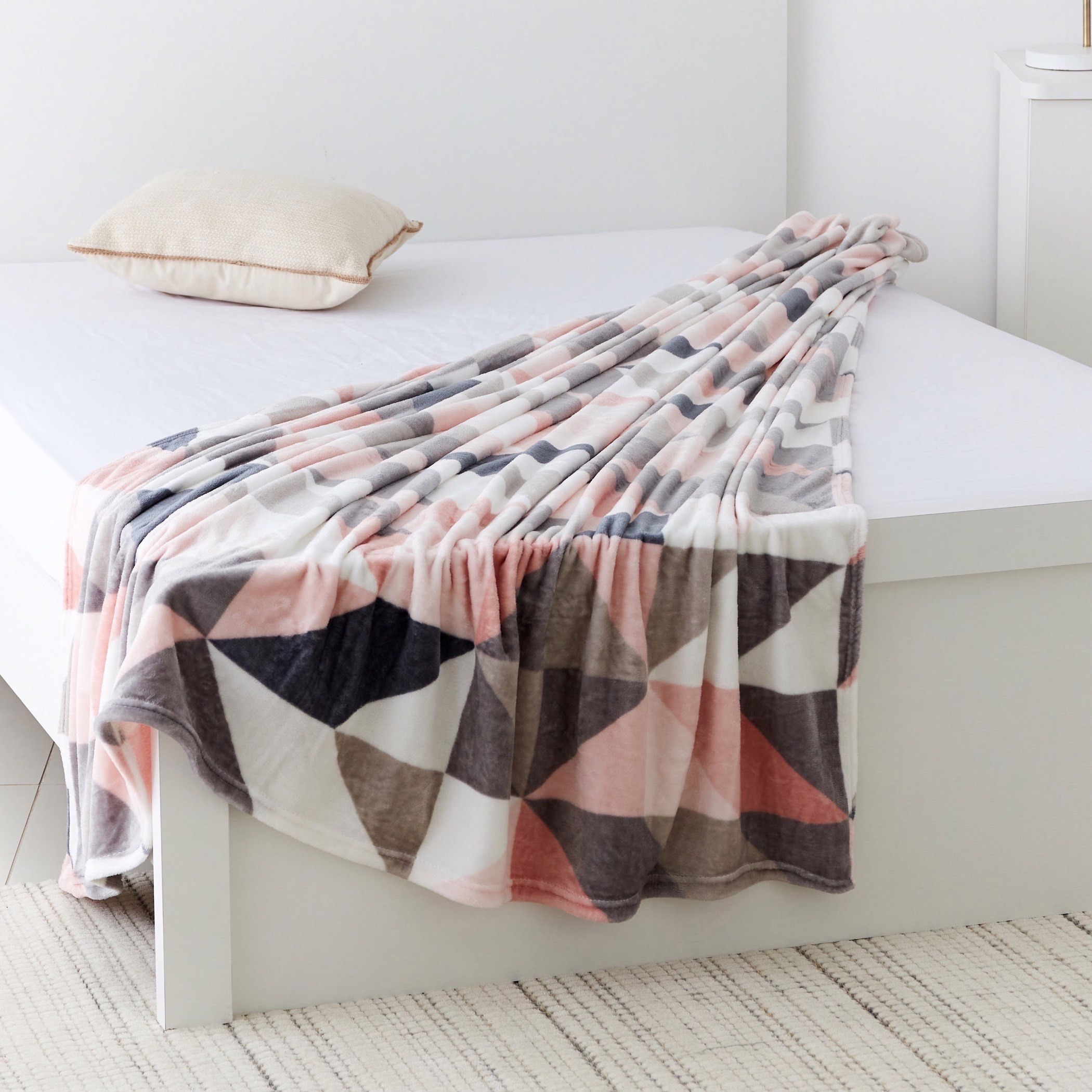بطّانية مزدوجة كوين فلانيل بطبعات هندسية من ماتريكس - 200x220 سم-hbxhomeware-hbxbedroom-image-2