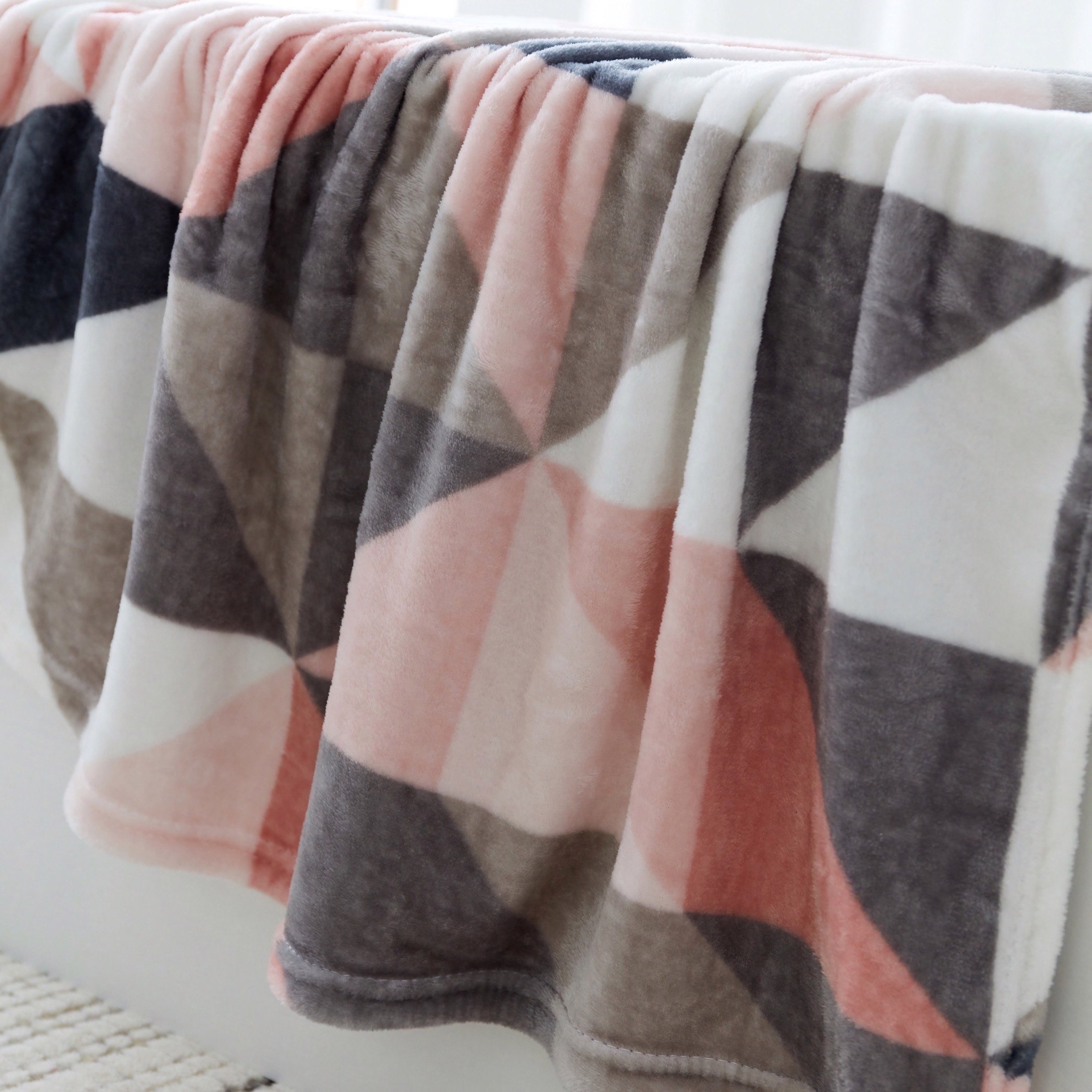 بطّانية مزدوجة كوين فلانيل بطبعات هندسية من ماتريكس - 200x220 سم-hbxhomeware-hbxbedroom-image-4
