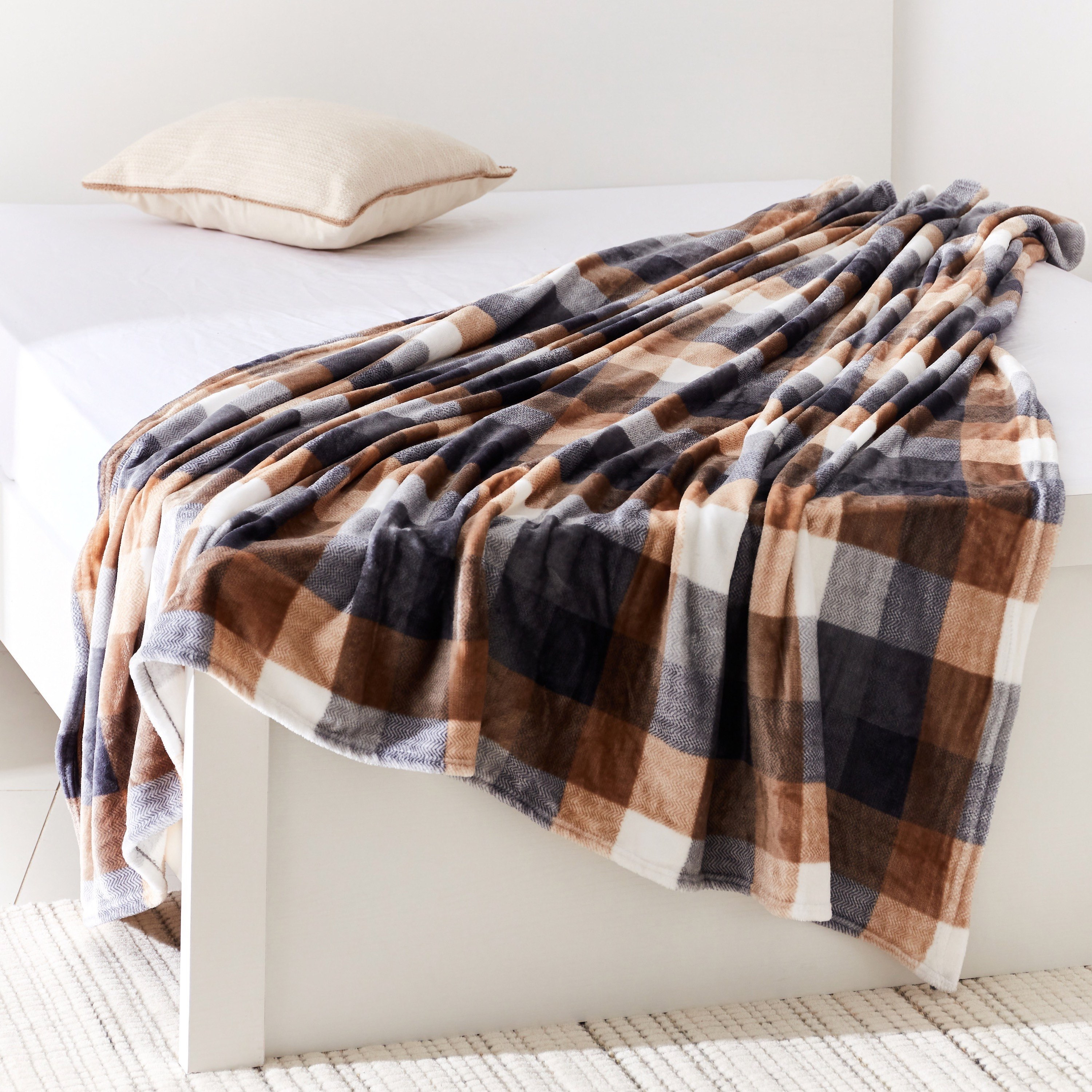 بطّانية مزدوجة كوين فلانيل بطبعات كاروهات من ماتريكس - 200x220 سم-hbxhomeware-hbxbedroom-image-2