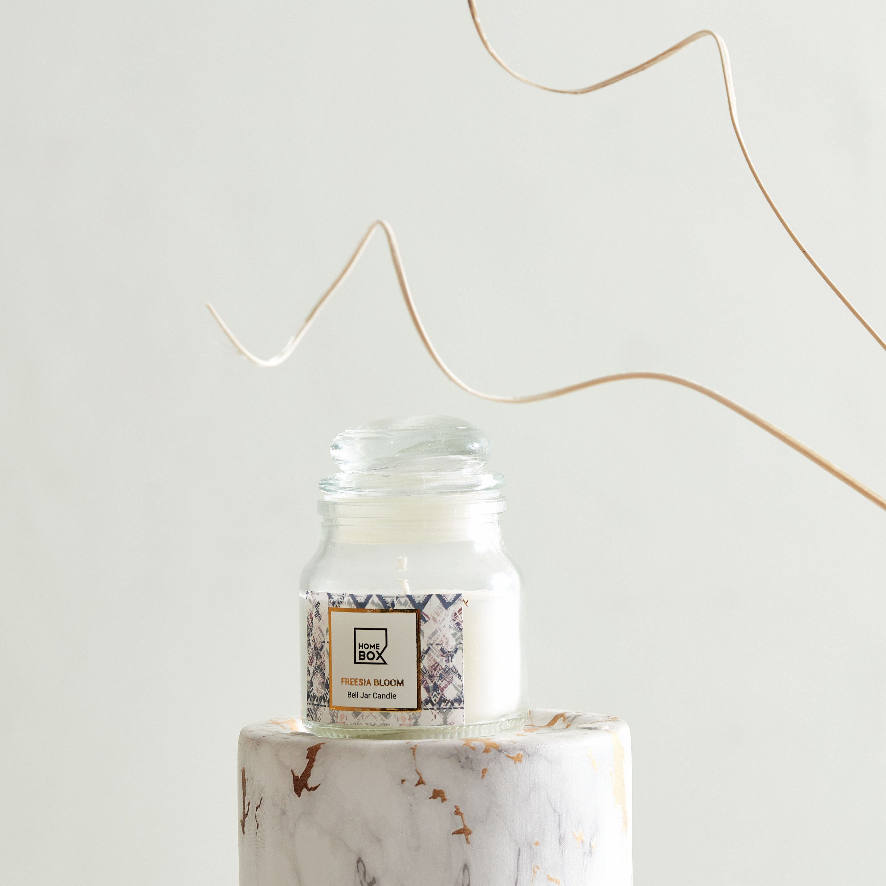 جرّة شمع معطرة برائحة فريزيا بلوم من زوي - 75 جم-hbxhomeware-hbxdecorandfurnishings-image-1