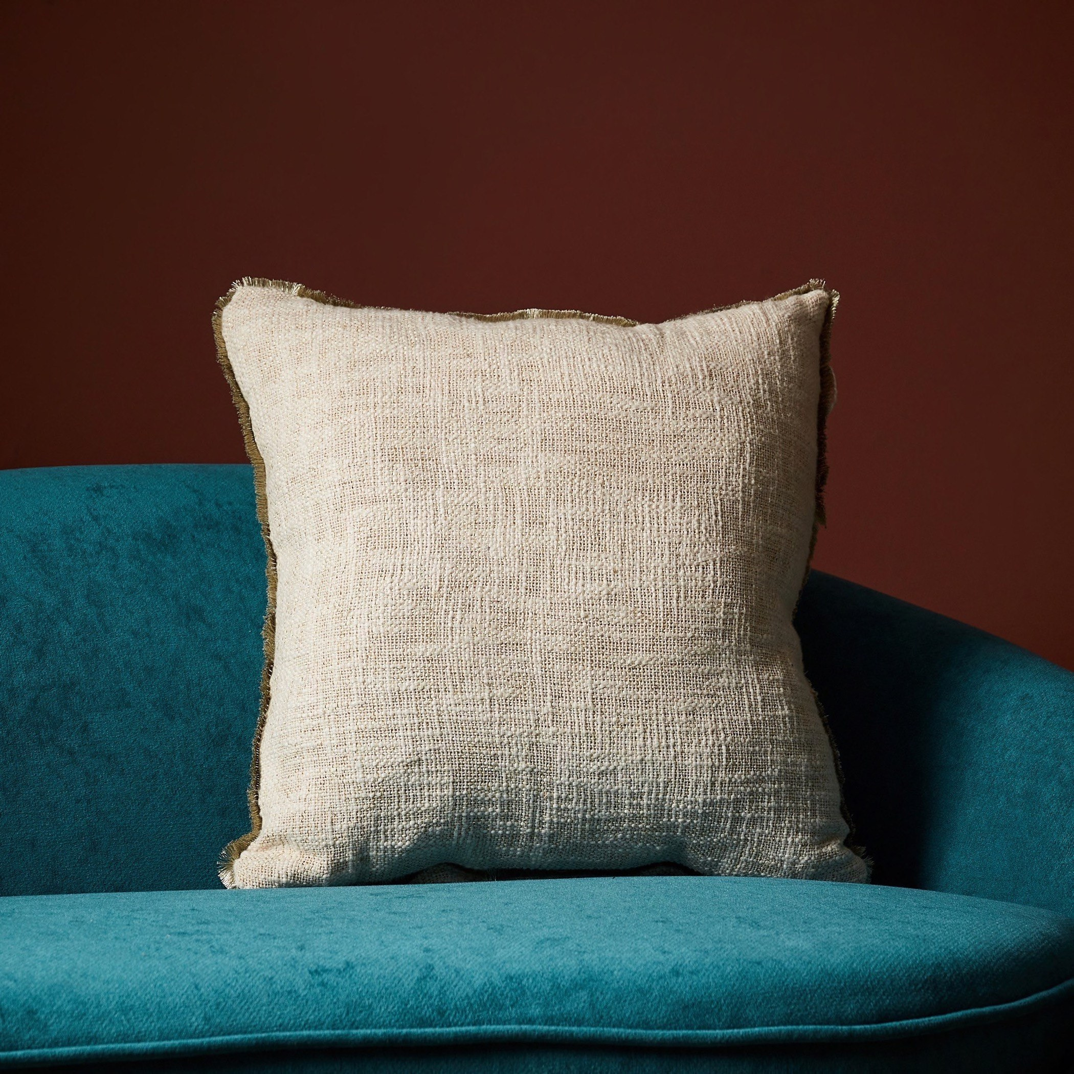 وسادة محشوة مخملية مزيّنة بالخرز من أرابيسك كرين - 45x45 سم-hbxlivingroom-furnishings-cushionsandcovers-filledcushions-image-1