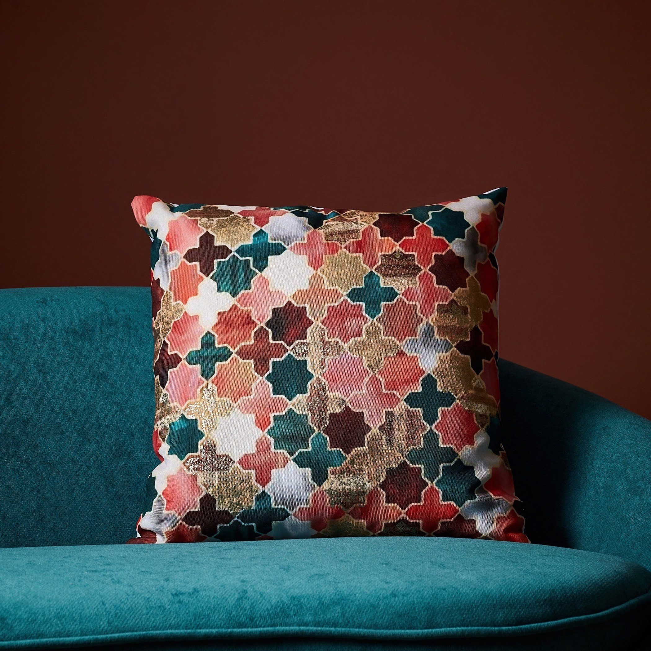 وسادة محشوة بطبعات من أرابيسك كرين - 45x45 سم-hbxlivingroom-furnishings-cushionsandcovers-filledcushions-image-1