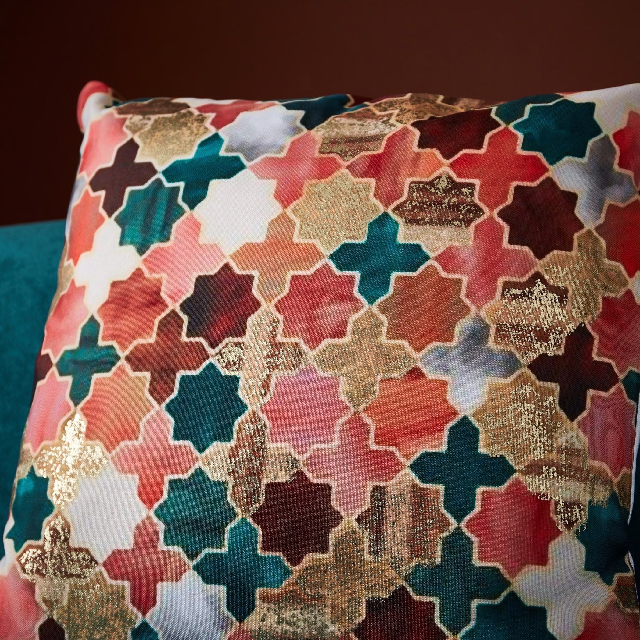 وسادة محشوة بطبعات من أرابيسك كرين - 45x45 سم-hbxlivingroom-furnishings-cushionsandcovers-filledcushions-image-2
