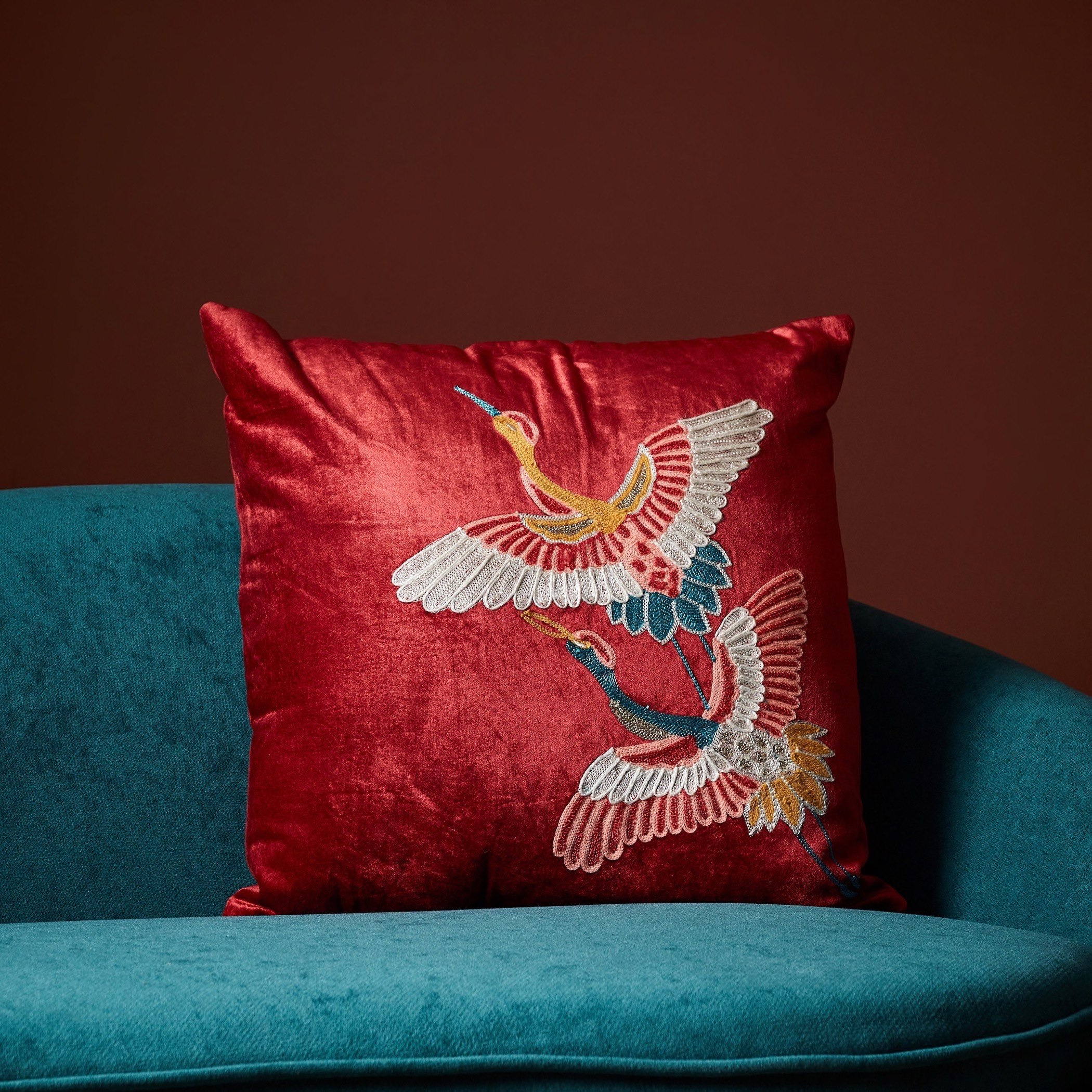 وسادة محشوة مخملية بتطريز طائر الكركي من أرابيسك - 45x45 سم-hbxlivingroom-furnishings-cushionsandcovers-filledcushions-image-1