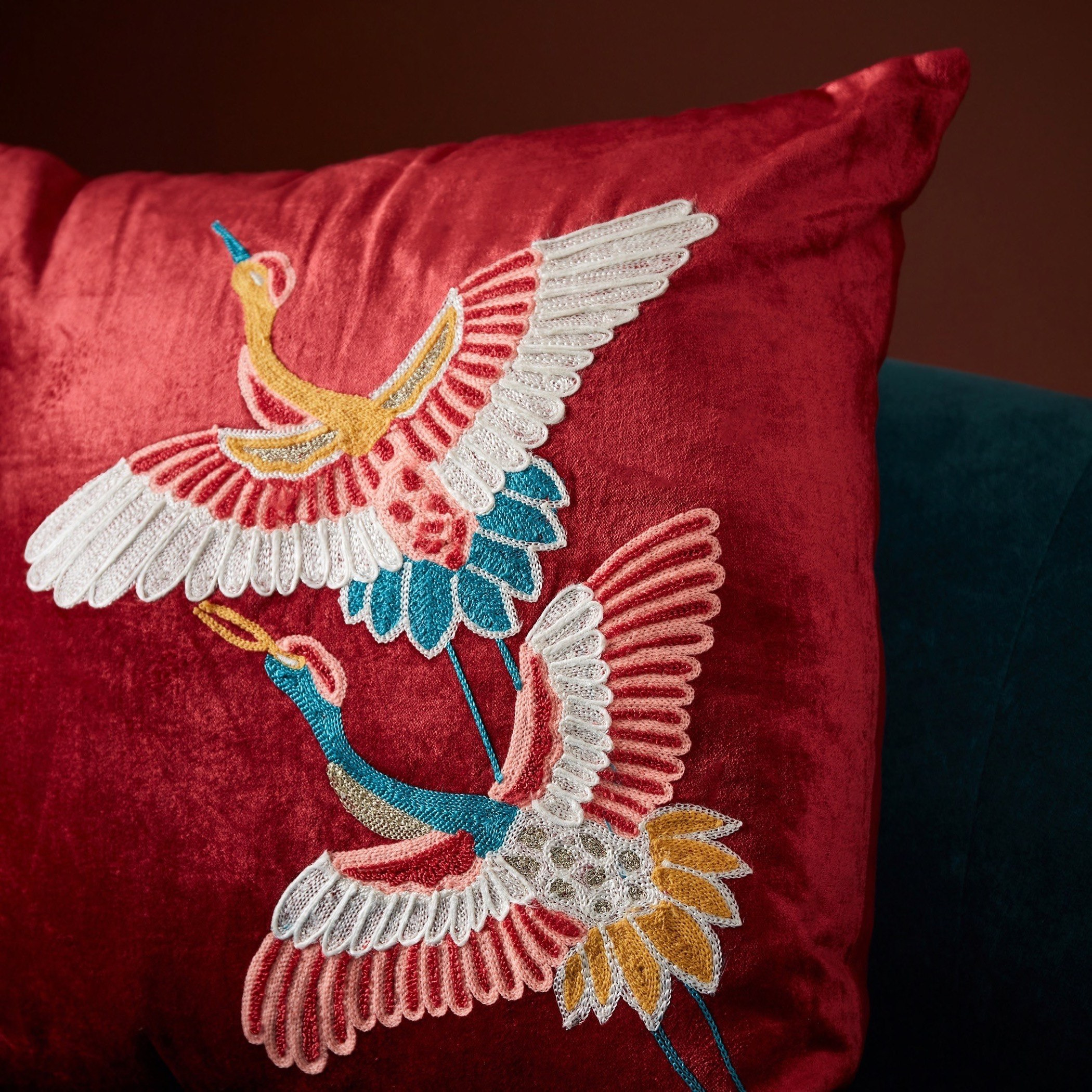 وسادة محشوة مخملية بتطريز طائر الكركي من أرابيسك - 45x45 سم-hbxlivingroom-furnishings-cushionsandcovers-filledcushions-image-2
