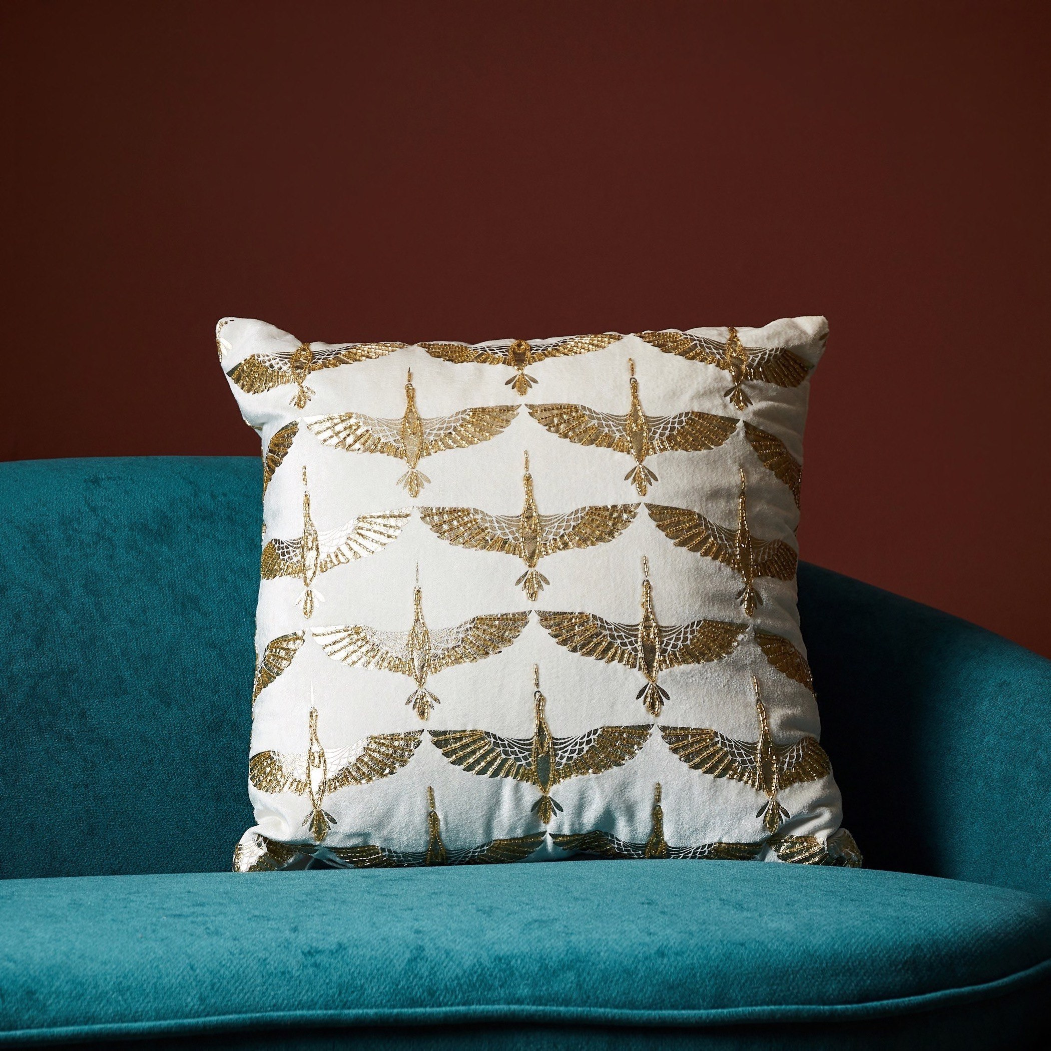 وسادة محشوة مخملية مزيّنة بالخرز من أرابيسك كرين - 45x45 سم-hbxlivingroom-furnishings-cushionsandcovers-filledcushions-image-1