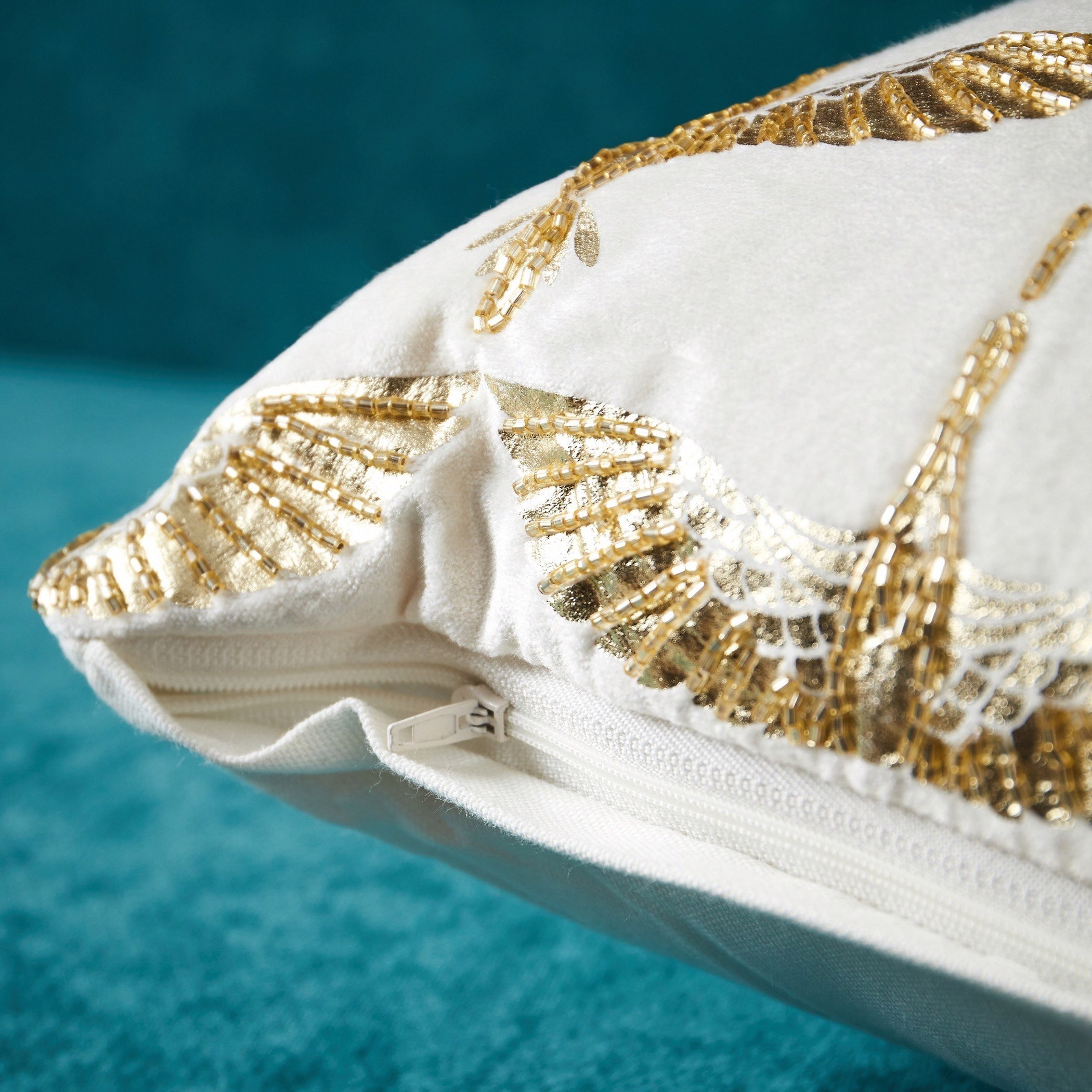 وسادة محشوة مخملية مزيّنة بالخرز من أرابيسك كرين - 45x45 سم-hbxlivingroom-furnishings-cushionsandcovers-filledcushions-image-3