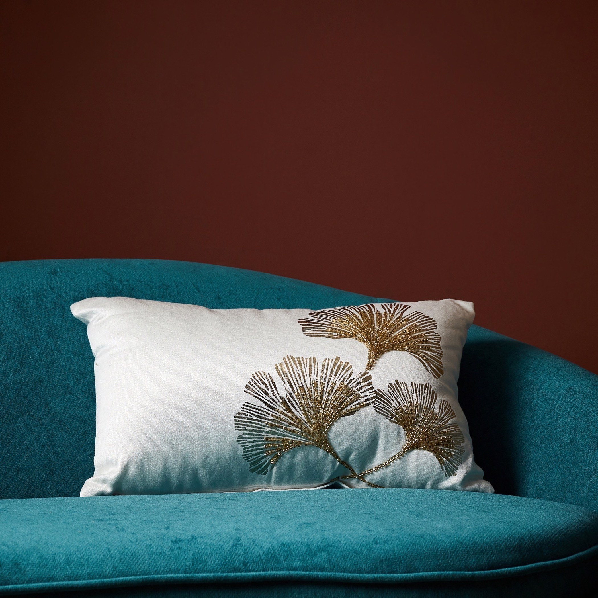 وسادة محشوة مزيّنة بالخرز وطبعات من جينكو - 30x50 سم-hbxlivingroom-furnishings-cushionsandcovers-filledcushions-image-1