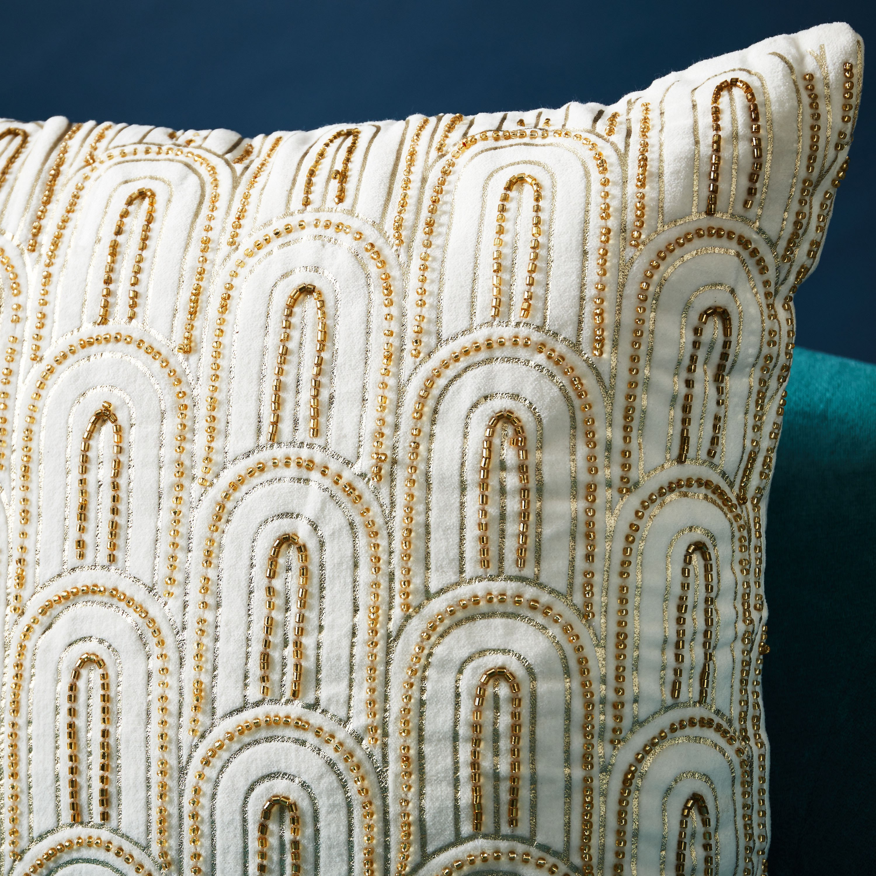 غطاء وسادة مخملي قطني مزين بالرقائق المعدنية والخرز من أمبريدج ميا - 45x45 سم-hbxhomeware-cushionsandcovers-cushioncovers-image-2