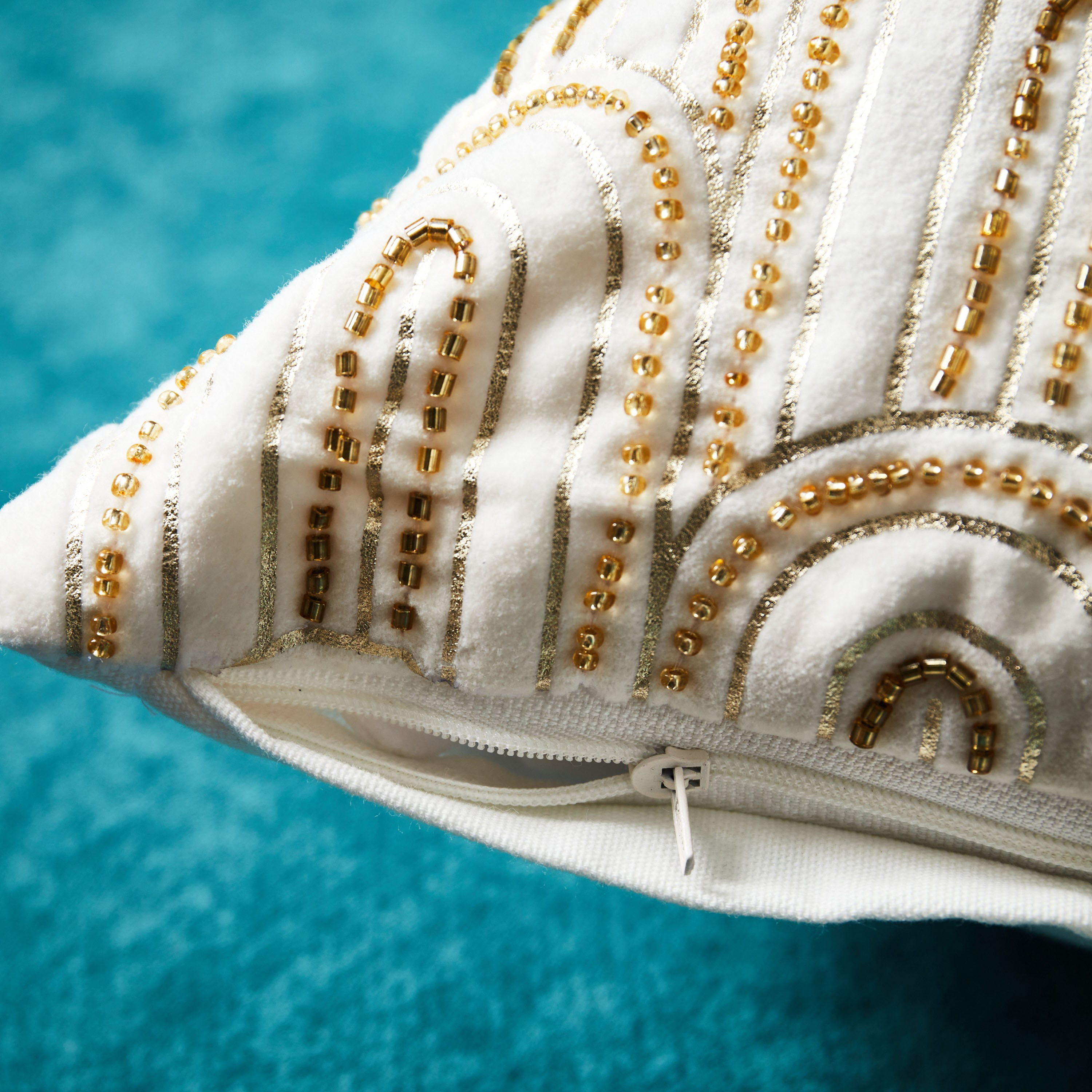 غطاء وسادة مخملي قطني مزين بالرقائق المعدنية والخرز من أمبريدج ميا - 45x45 سم-hbxhomeware-cushionsandcovers-cushioncovers-image-3