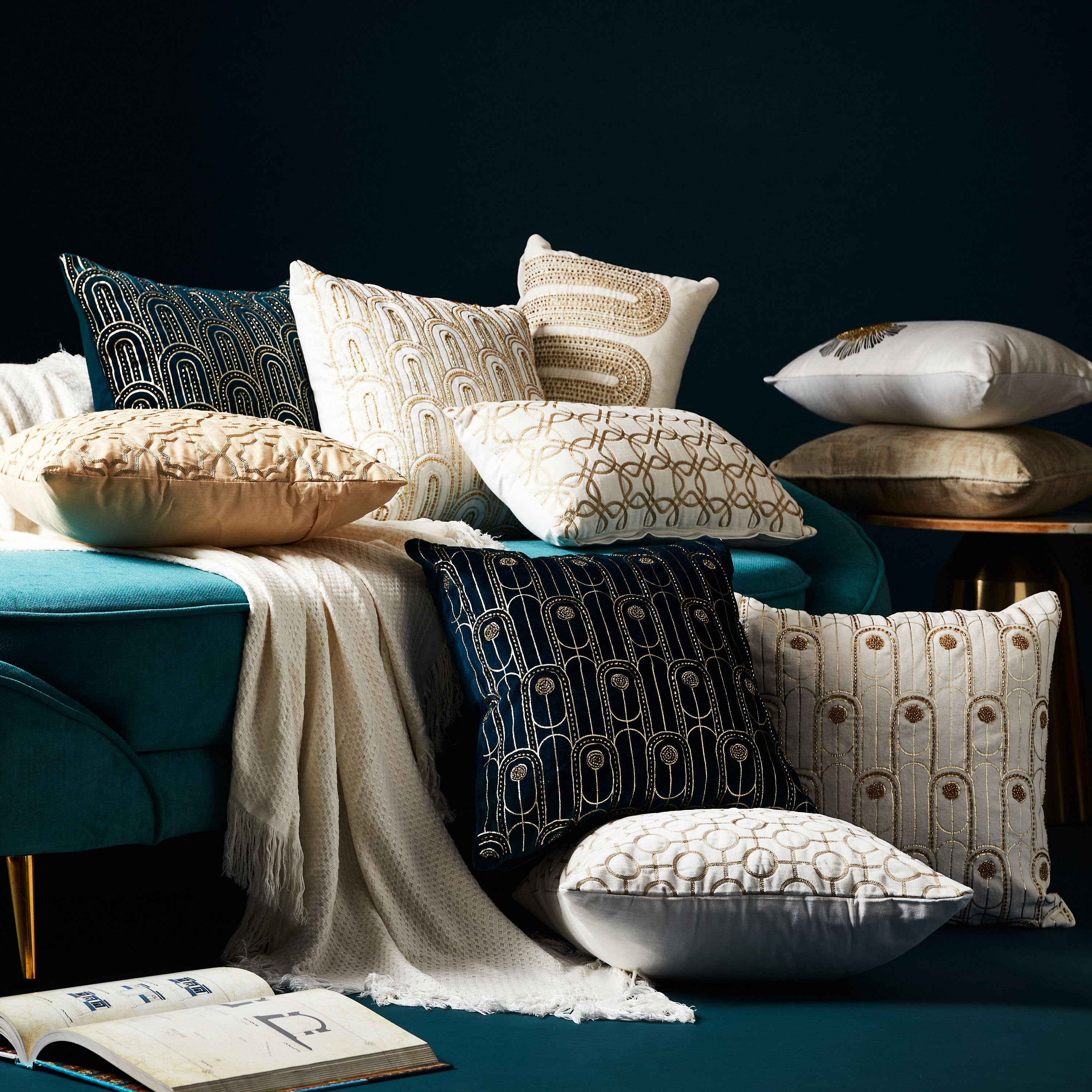 غطاء وسادة مخملي قطني مزين بالرقائق المعدنية والخرز من أمبريدج ميا - 45x45 سم-hbxhomeware-cushionsandcovers-cushioncovers-image-5