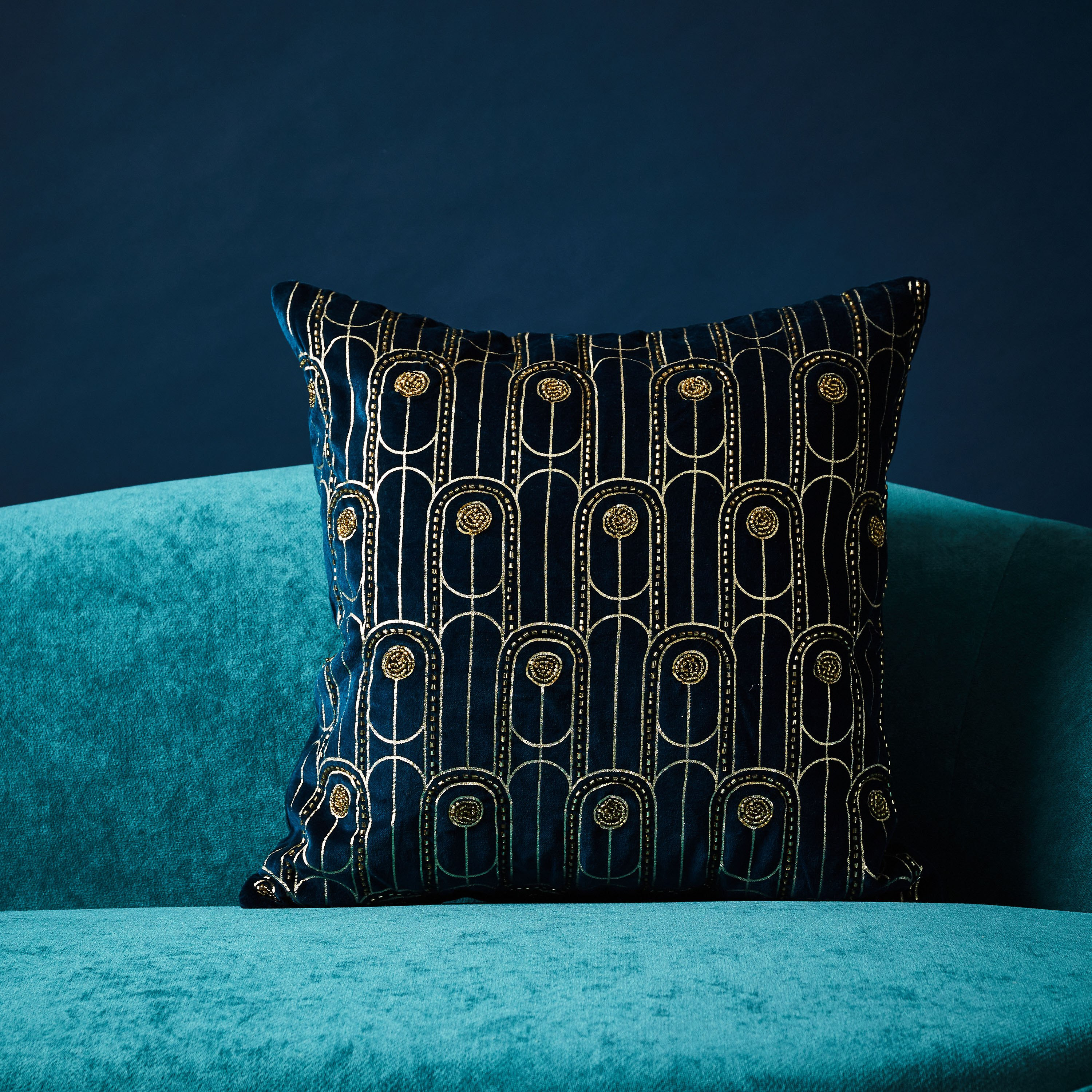 وسادة محشوة من القطن والمخمل بخرز وطبعات من أمبريدج إيلا - 45x45 سم-hbxlivingroom-furnishings-cushionsandcovers-filledcushions-image-1