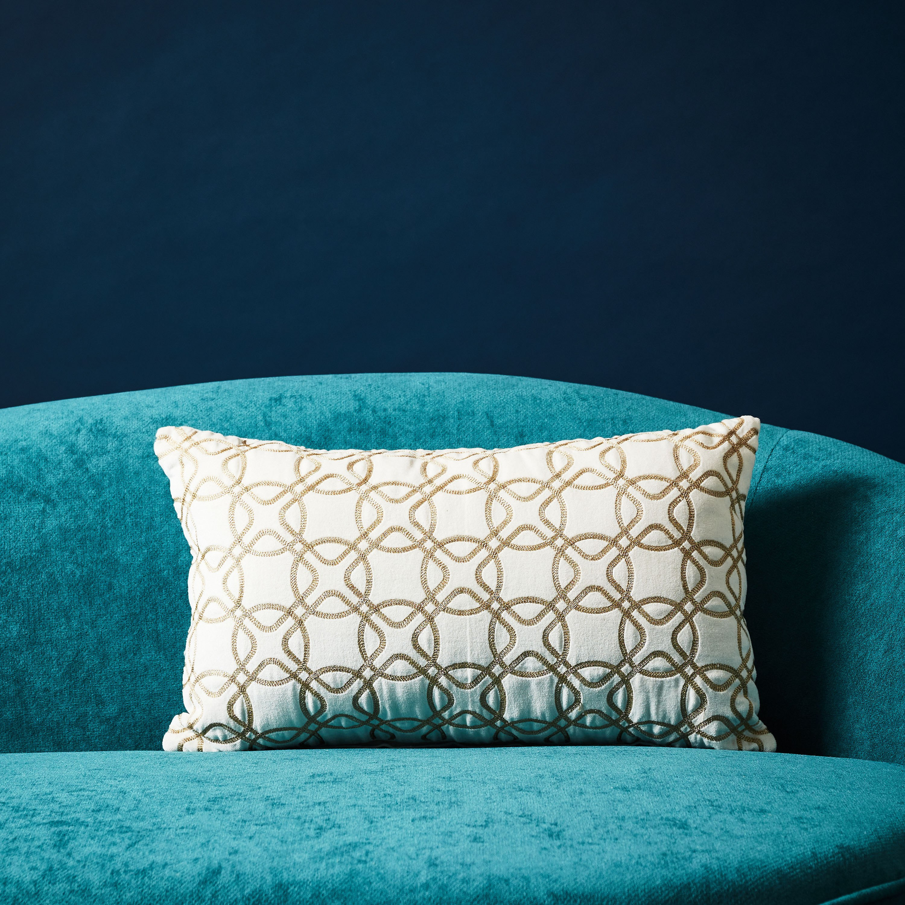 وسادة محشوة مطرزة من القطن والمخمل من أمبريدج نورا - 30x50 سم-hbxlivingroom-furnishings-cushionsandcovers-filledcushions-image-1