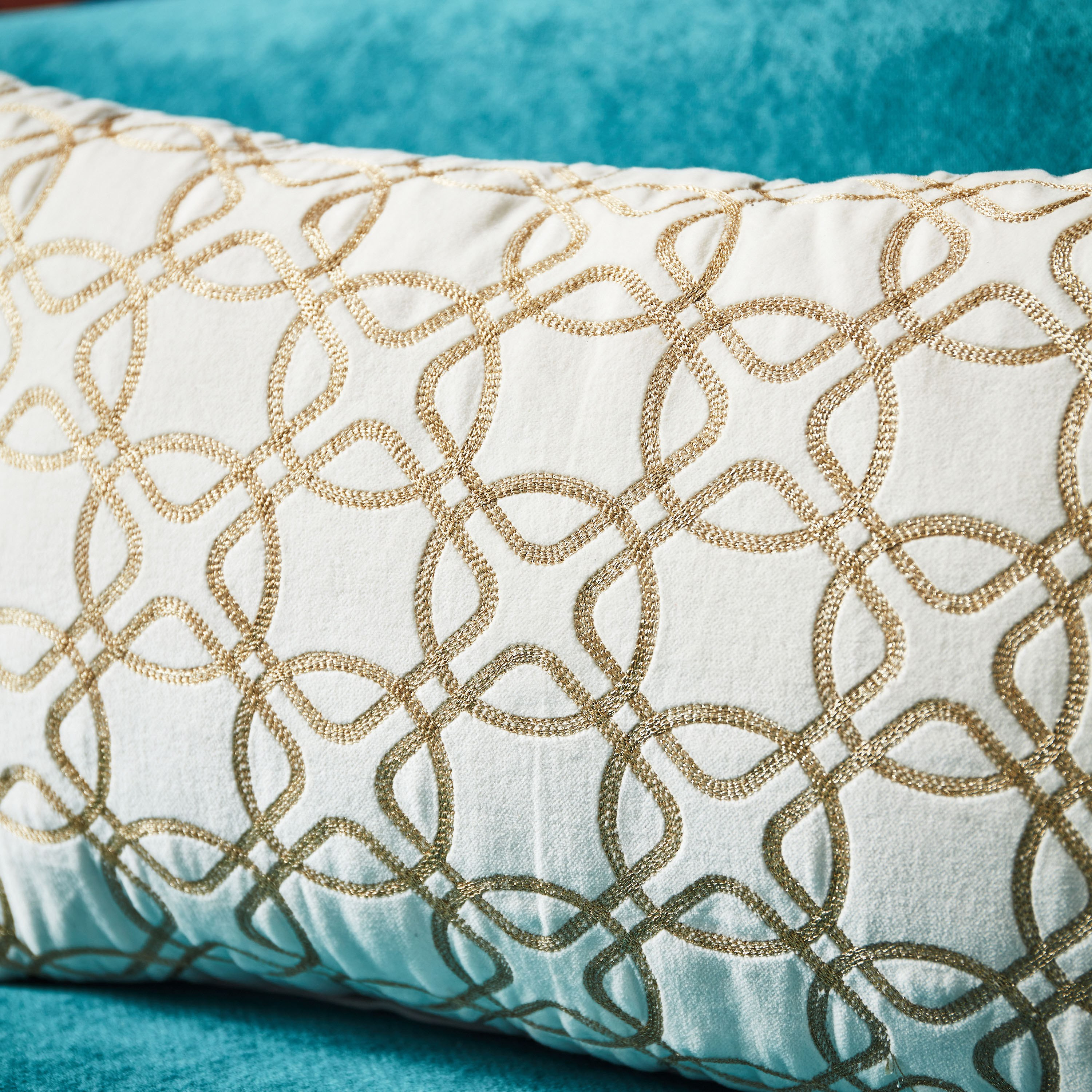 وسادة محشوة مطرزة من القطن والمخمل من أمبريدج نورا - 30x50 سم-hbxlivingroom-furnishings-cushionsandcovers-filledcushions-image-2