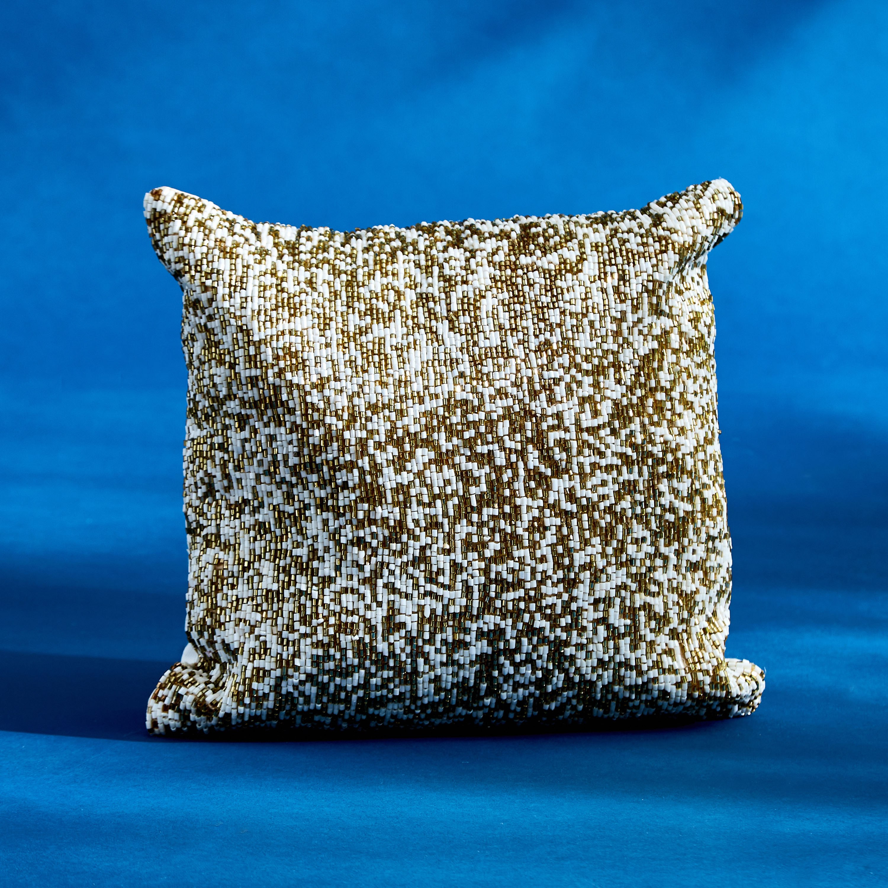 وسادة محشوة مطرزة من أمبريدج بليز - 30×30 سم-hbxlivingroom-furnishings-cushionsandcovers-filledcushions-image-1