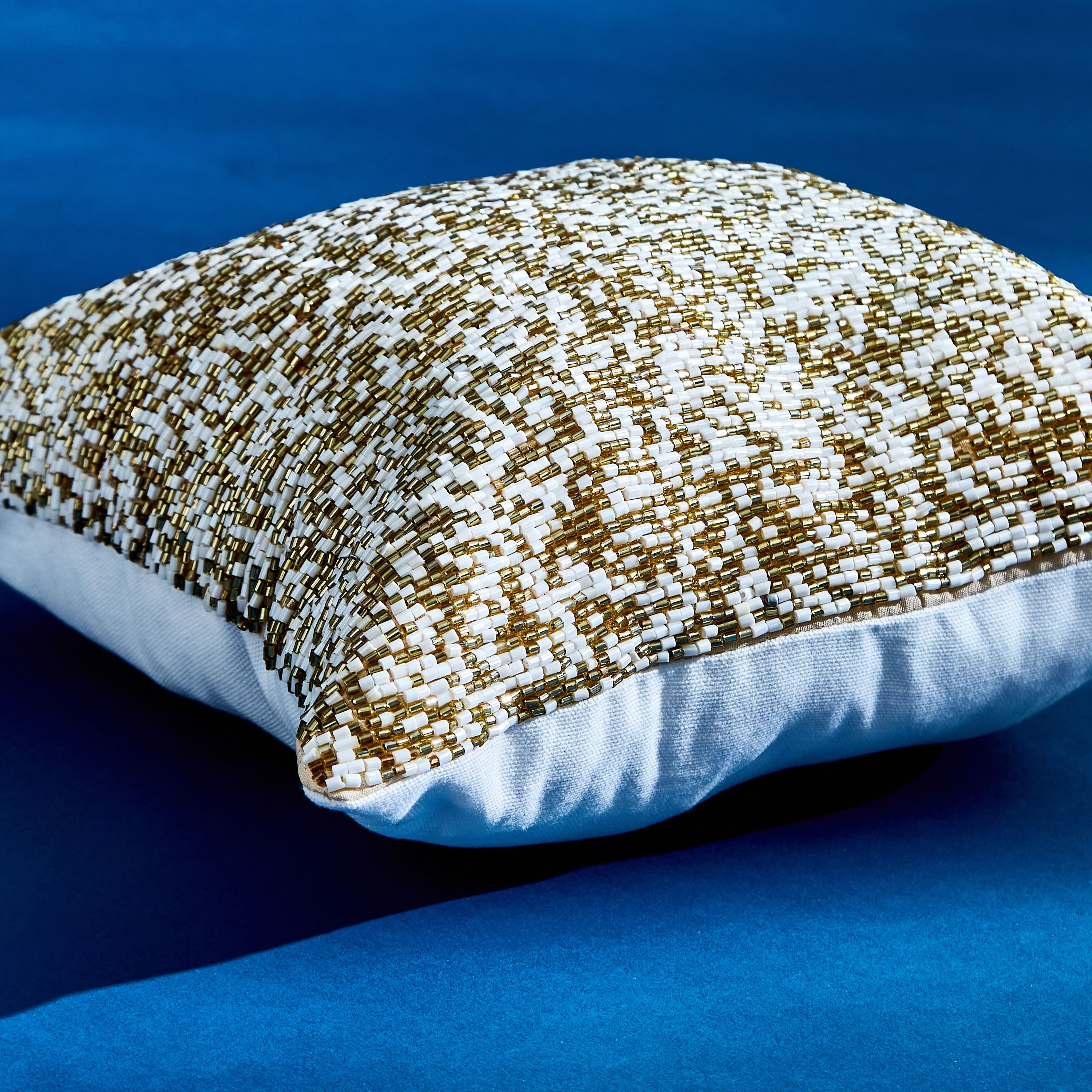وسادة محشوة مطرزة من أمبريدج بليز - 30×30 سم-hbxlivingroom-furnishings-cushionsandcovers-filledcushions-image-2