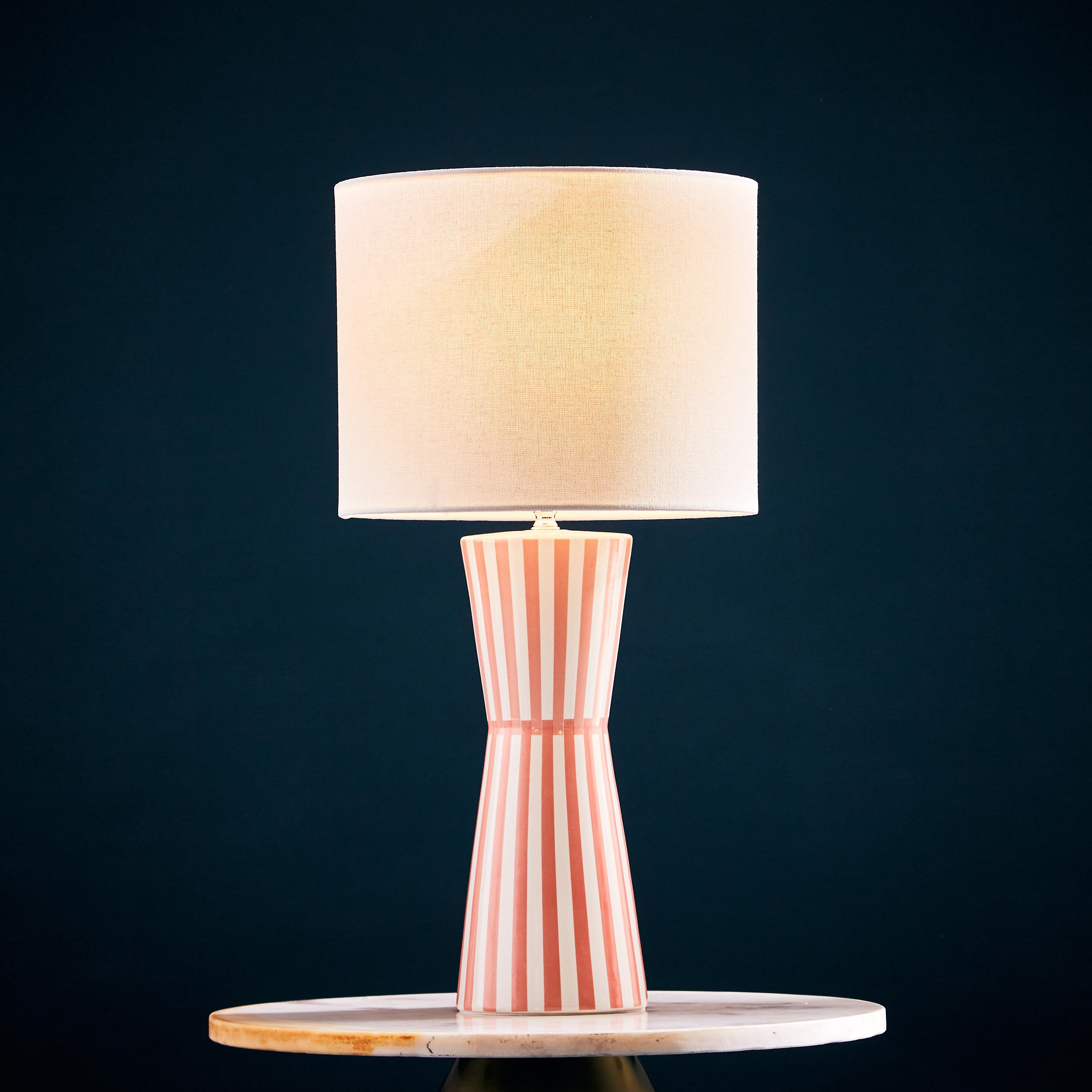 مصباح طاولة سيراميك بتصميم ساعة رملية من فاليري - 28x28x58 سم-hbxlivingroom-lighting-tablelamps-image-1