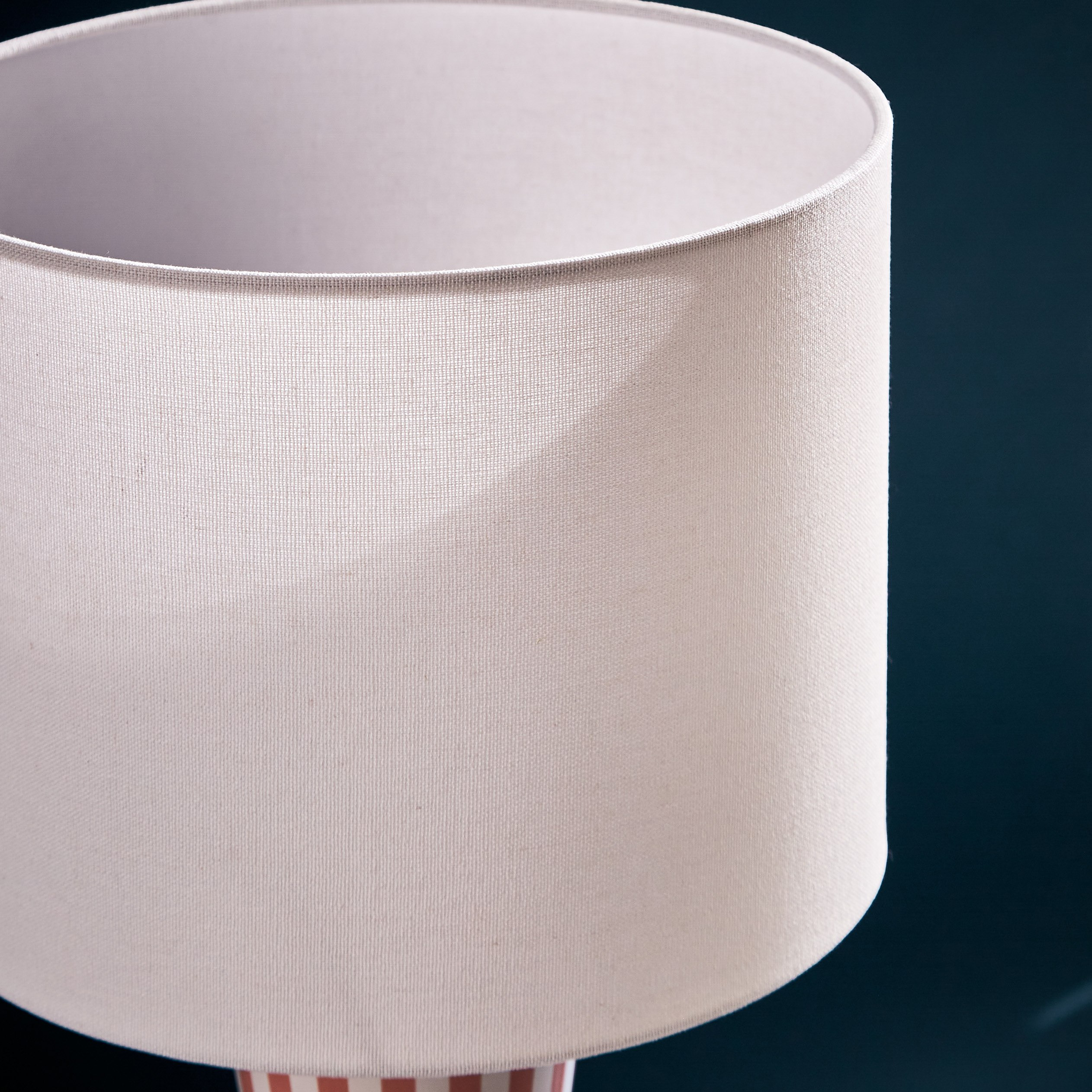 مصباح طاولة سيراميك بتصميم ساعة رملية من فاليري - 28x28x58 سم-hbxlivingroom-lighting-tablelamps-image-3