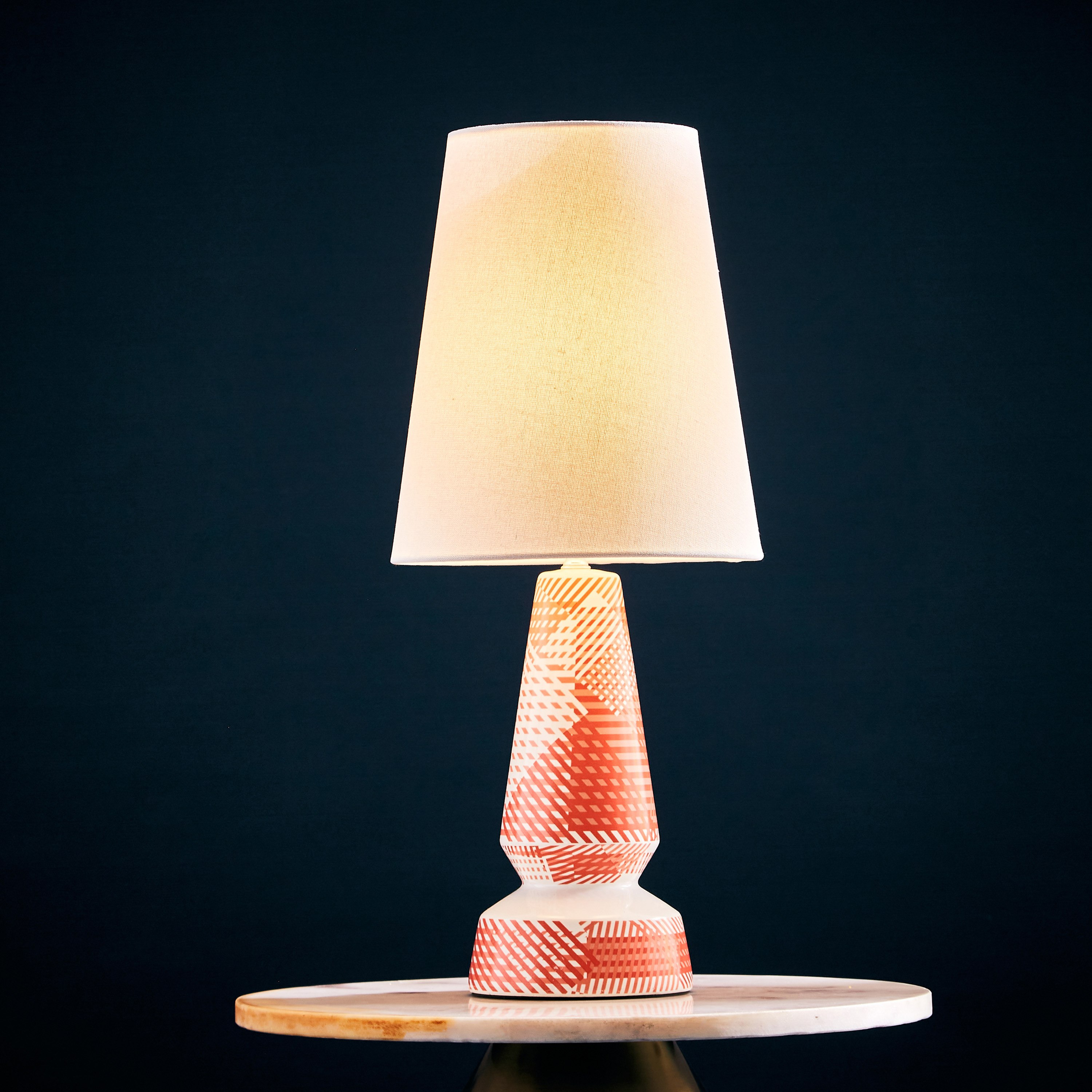 مصباح طاولة بتصميم هندسي من السيراميك من فاليري - 24×24×59 سم-hbxlivingroom-lighting-tablelamps-image-2