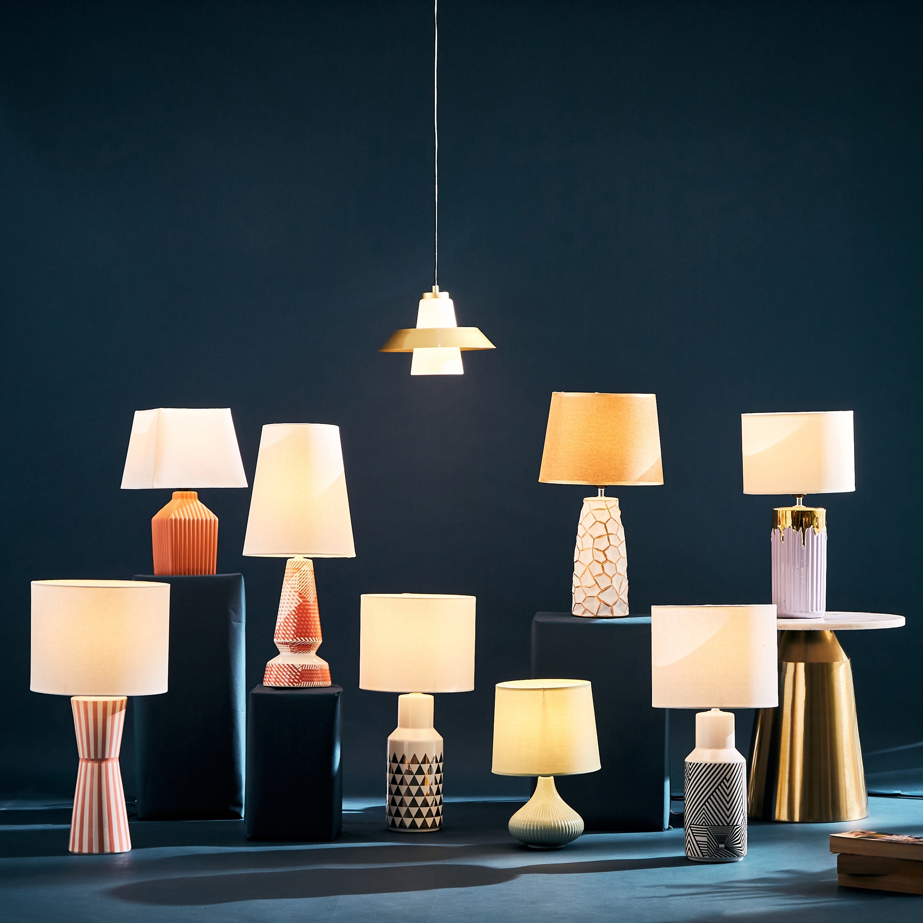 مصباح طاولة بتصميم هندسي من السيراميك من فاليري - 24×24×59 سم-hbxlivingroom-lighting-tablelamps-image-5