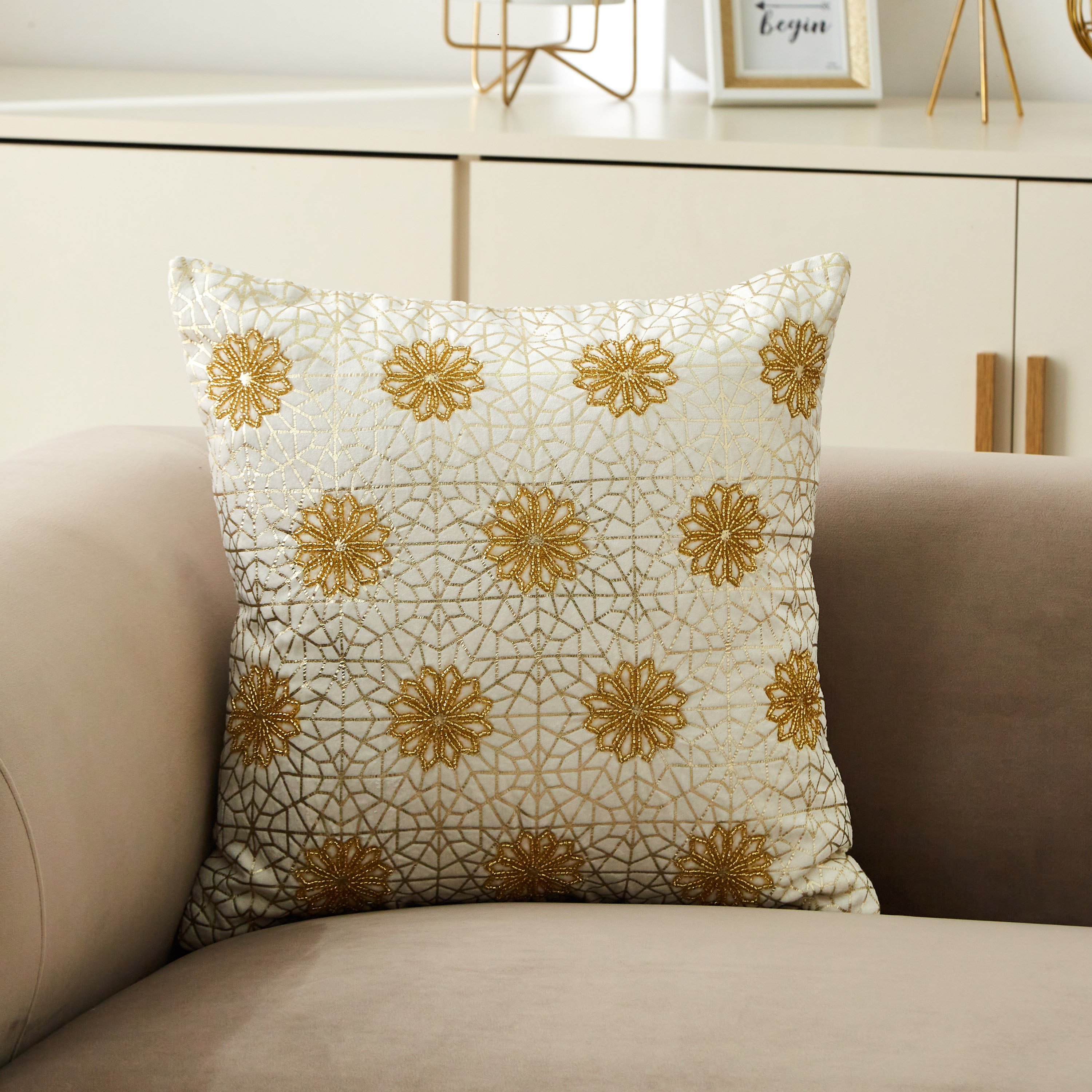 غطاء وسادة مخملي مزين بالخرز من بترا إريكا - 45x45 سم-hbxhomeware-cushionsandcovers-cushioncovers-image-1