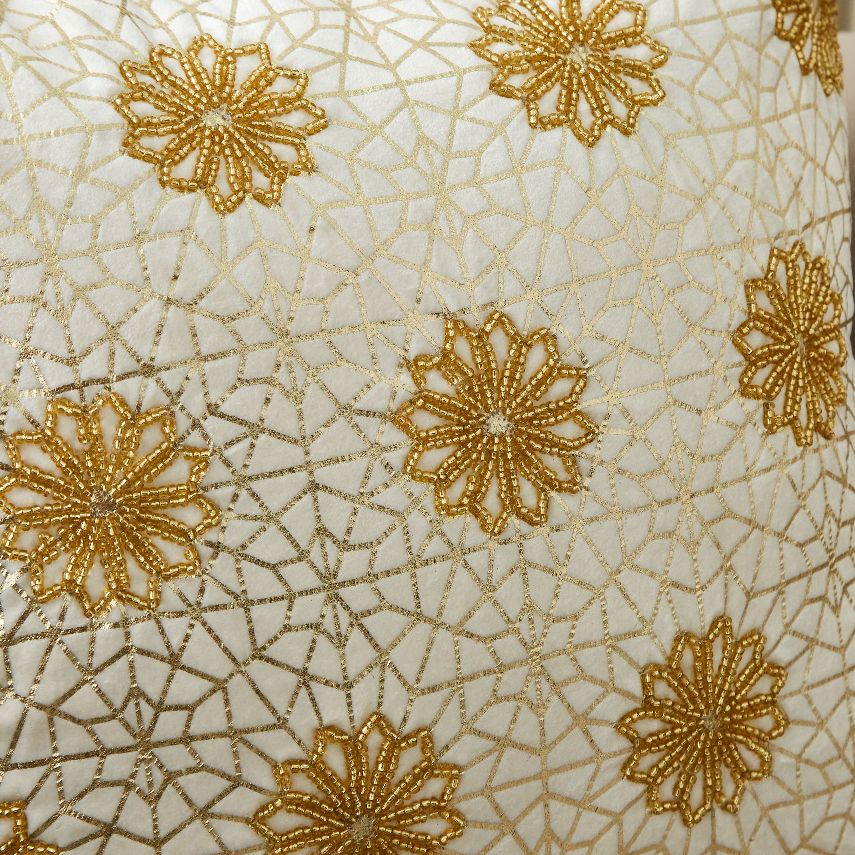 غطاء وسادة مخملي مزين بالخرز من بترا إريكا - 45x45 سم-hbxhomeware-cushionsandcovers-cushioncovers-image-2