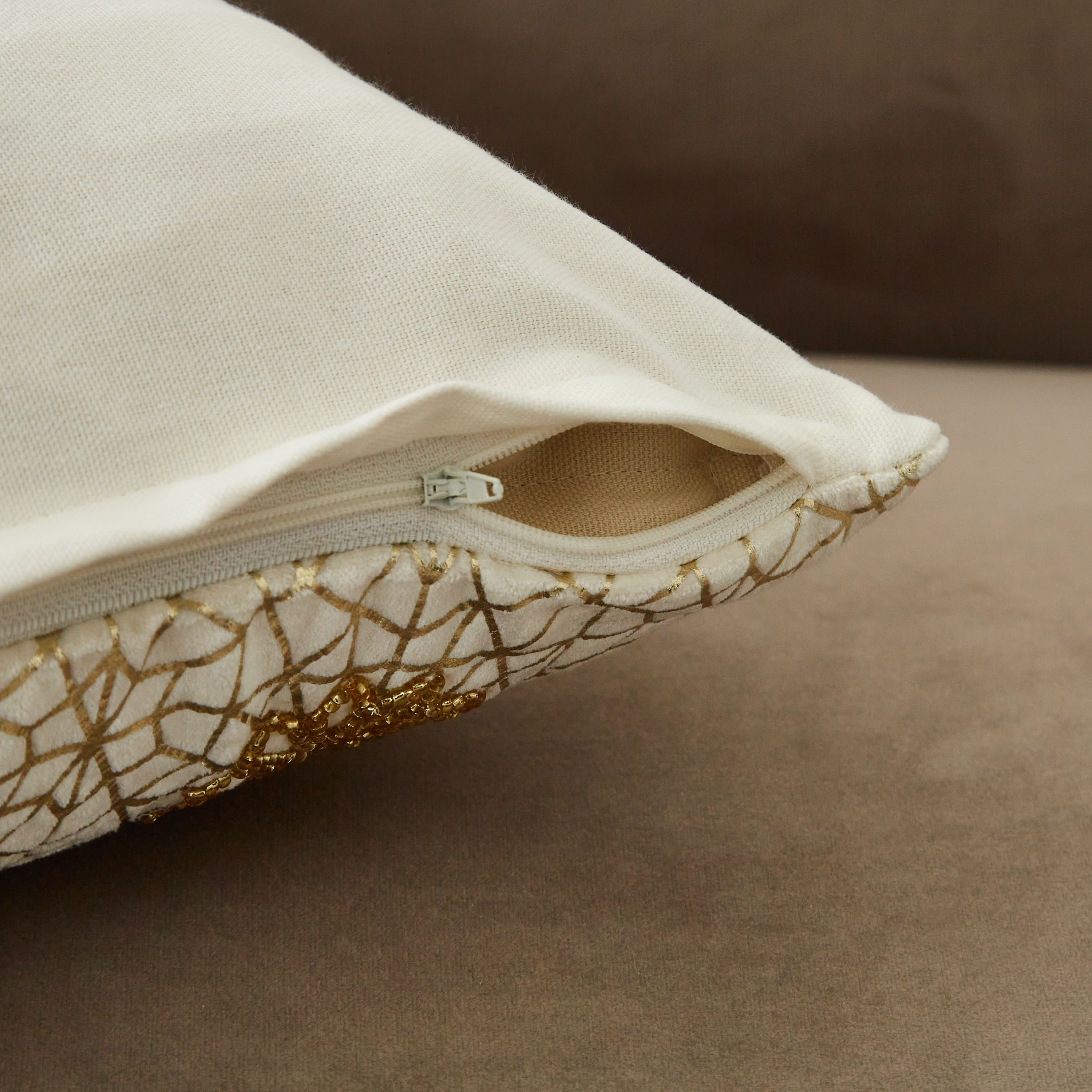 غطاء وسادة مخملي مزين بالخرز من بترا إريكا - 45x45 سم-hbxhomeware-cushionsandcovers-cushioncovers-image-3