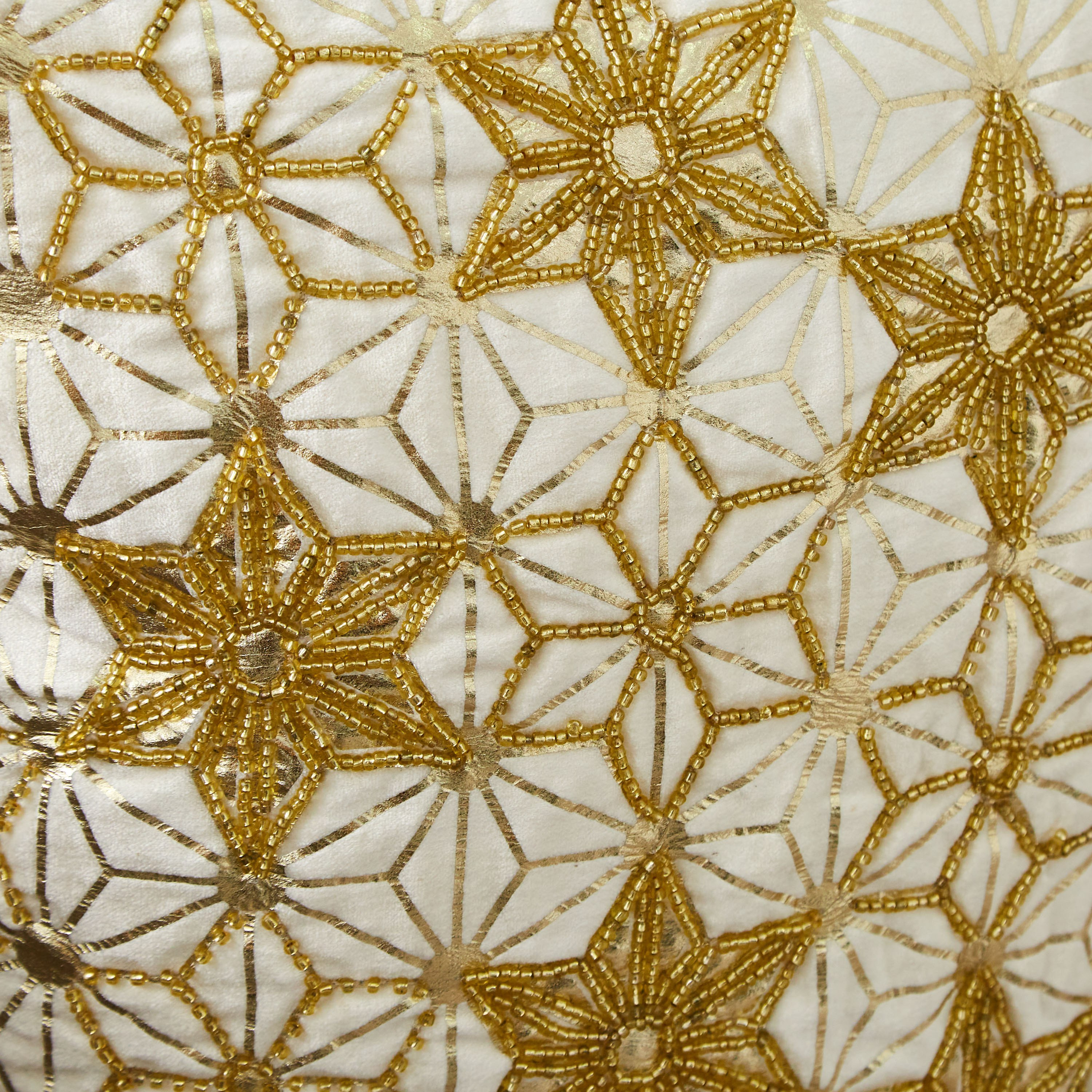 غطاء وسادة مخملي مزين بالخرز من بترا إلسي - 45x45 سم-hbxhomeware-cushionsandcovers-cushioncovers-image-2
