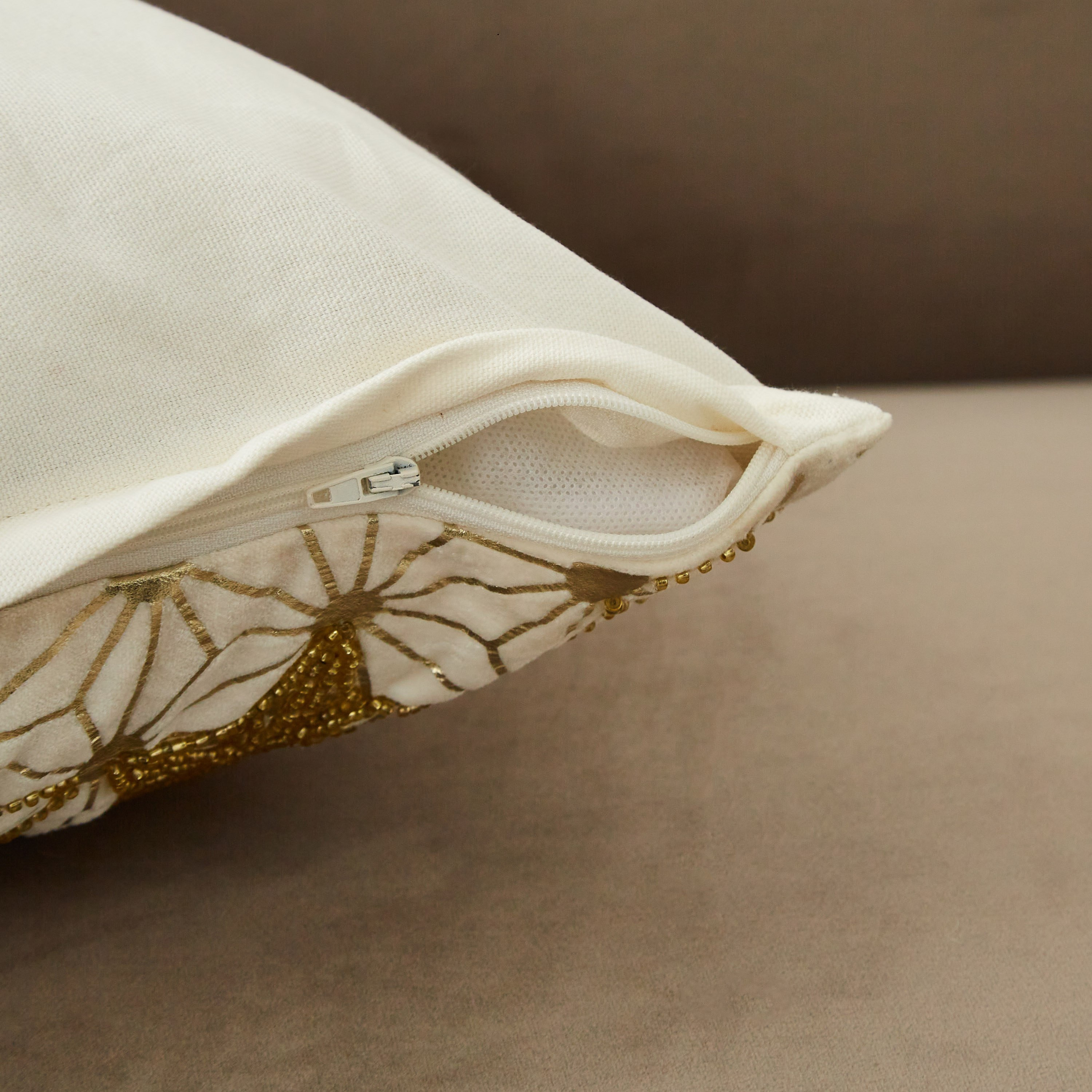 غطاء وسادة مخملي مزين بالخرز من بترا إلسي - 45x45 سم-hbxhomeware-cushionsandcovers-cushioncovers-image-3