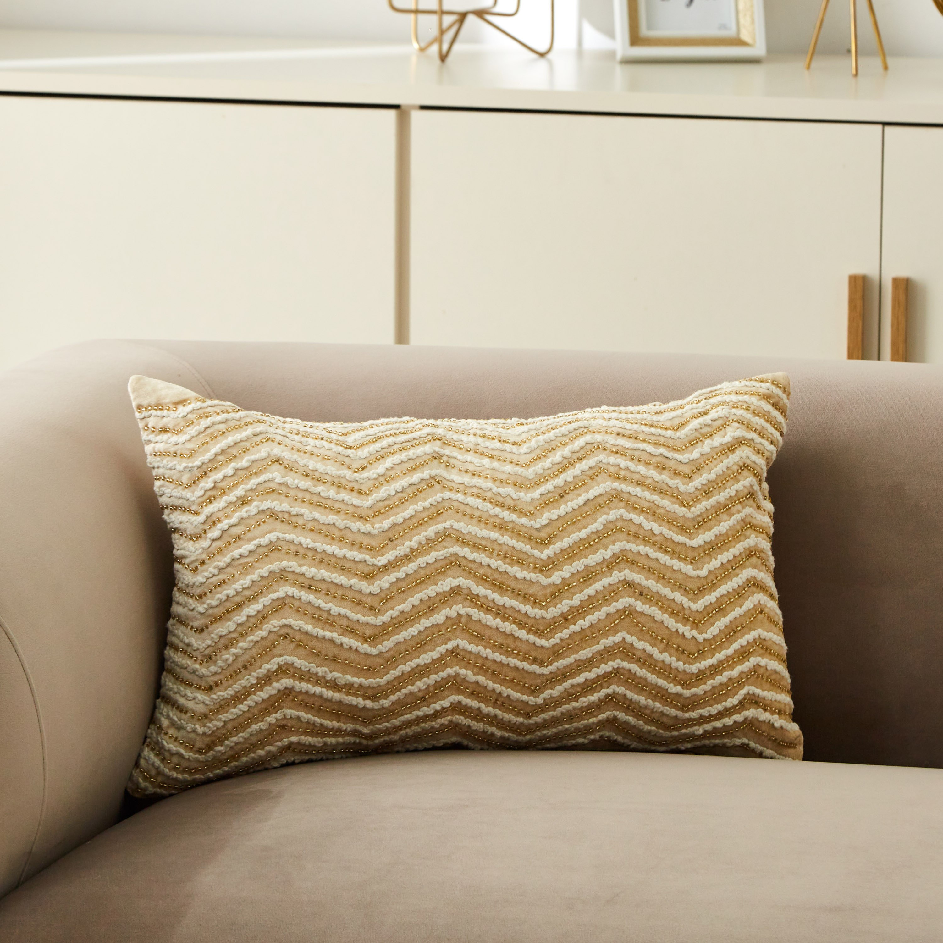 وسادة محشوة مخملية مزيّنة بالخرز كارين من بترا - 30x50 سم-hbxlivingroom-furnishings-cushionsandcovers-filledcushions-image-1