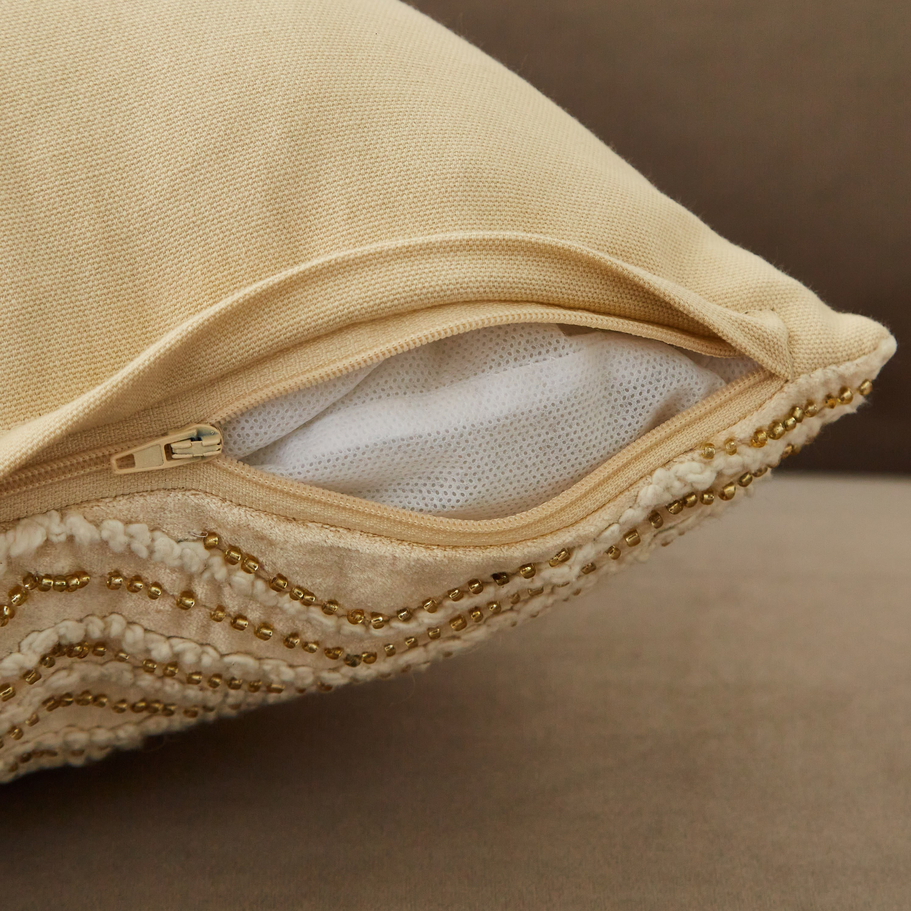 وسادة محشوة مخملية مزيّنة بالخرز كارين من بترا - 30x50 سم-hbxlivingroom-furnishings-cushionsandcovers-filledcushions-image-4