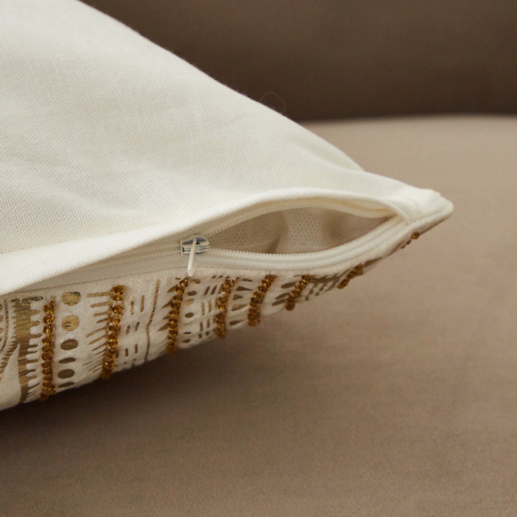 وسادة محشوة مخملية مطرزة من بترا ماري - 45x45 سم-hbxlivingroom-furnishings-cushionsandcovers-filledcushions-image-3