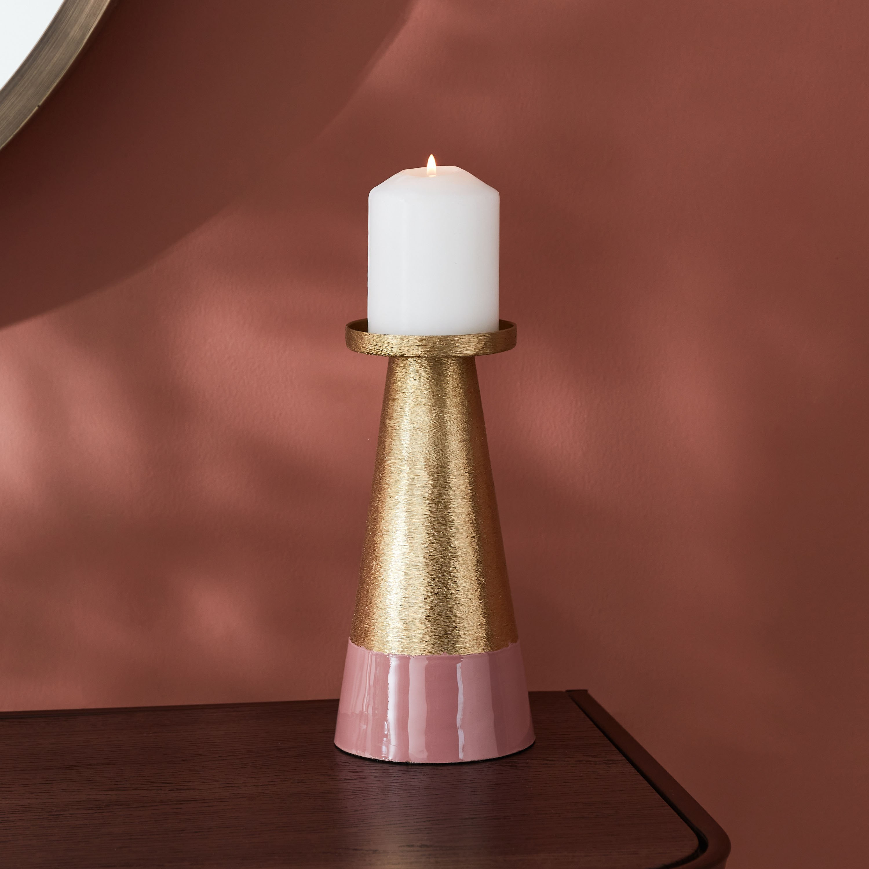حامل شموع عمودي مطلي صغير معدني من آيكيز - 10x10x23 سم-hbxlivingroom-decorandaccessories-candleholders-image-1