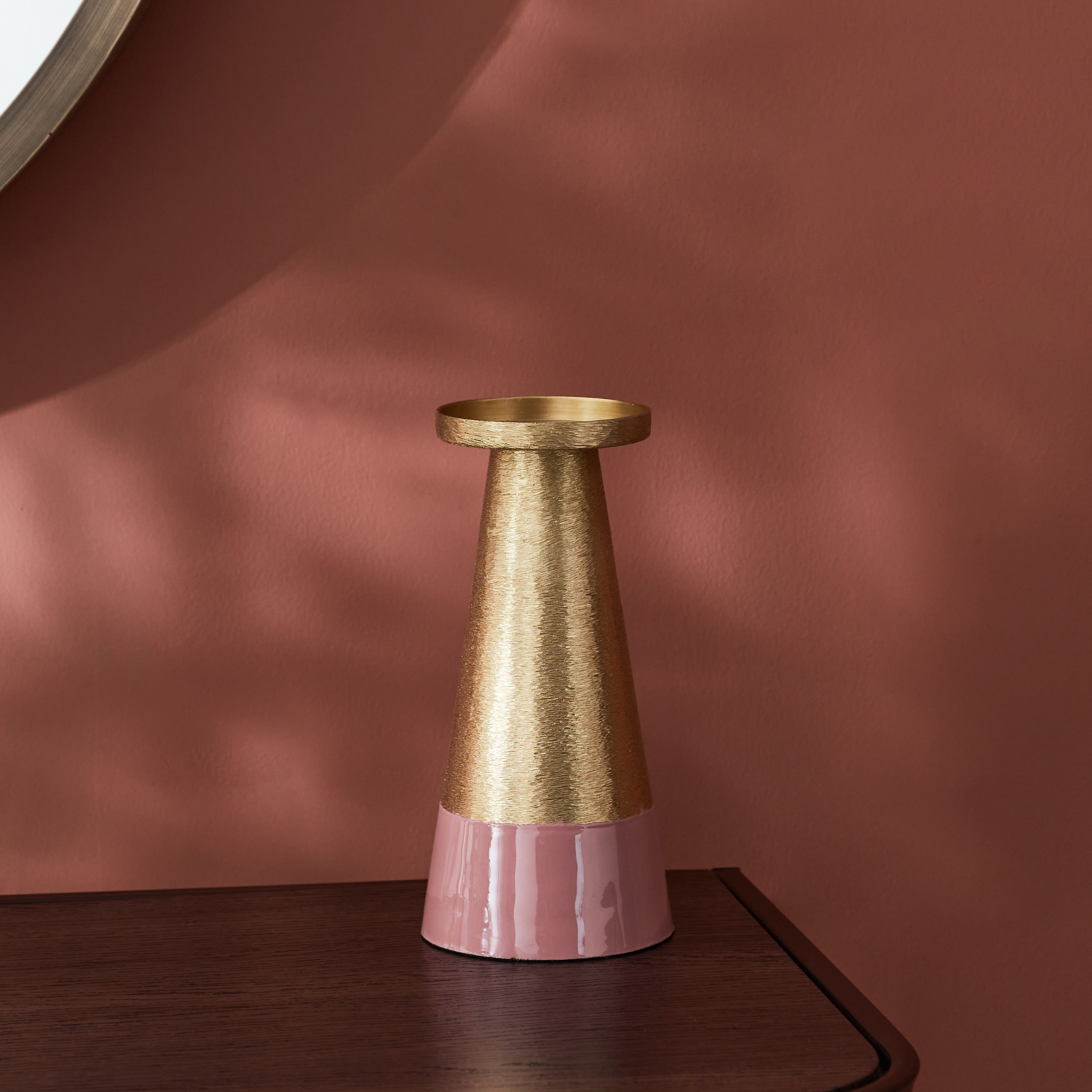 حامل شموع عمودي مطلي صغير معدني من آيكيز - 10x10x23 سم-hbxlivingroom-decorandaccessories-candleholders-image-2