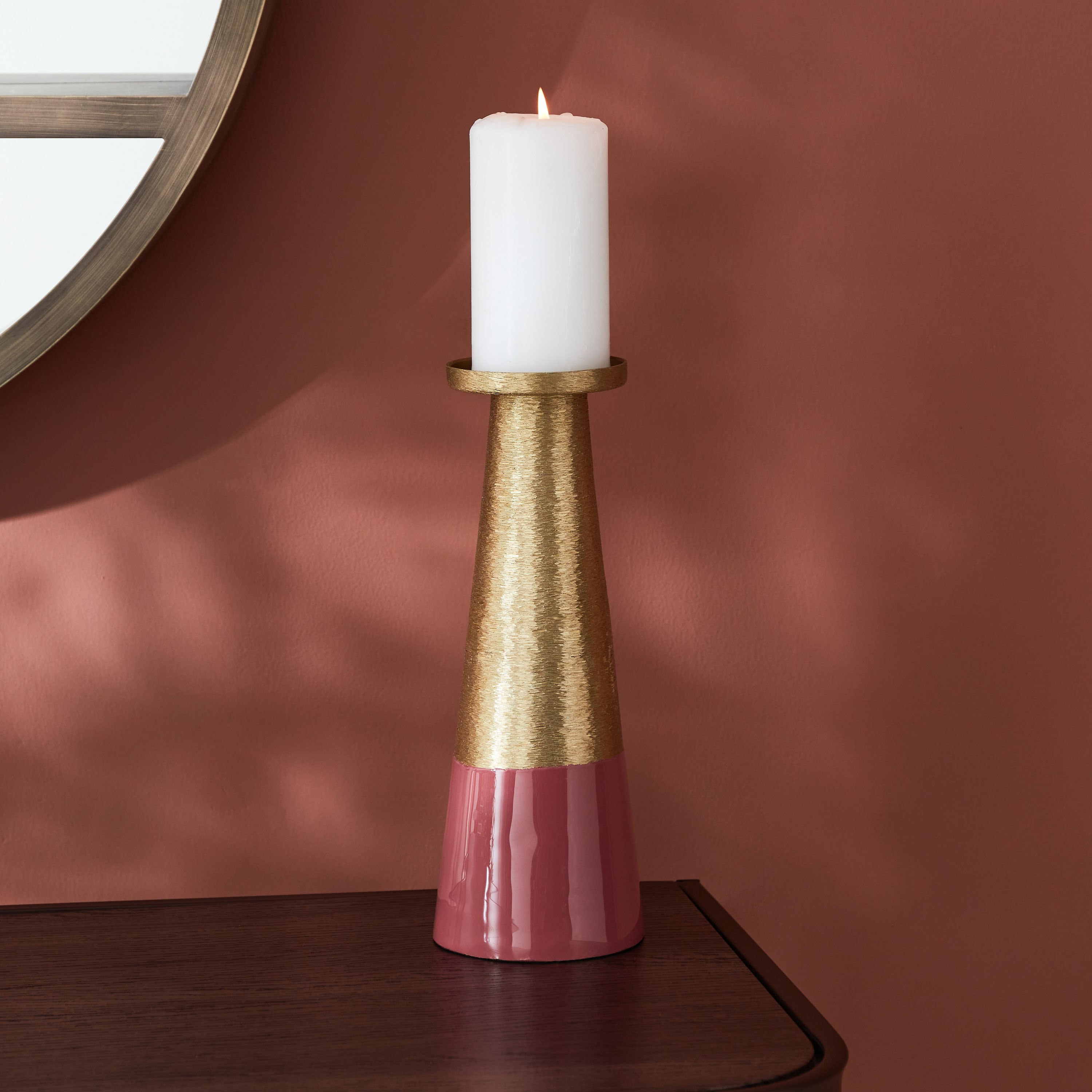 حامل شموع عمودي معدني كبير مطلي من آيكيز - 10x10x30 سم-hbxlivingroom-decorandaccessories-candleholders-image-1