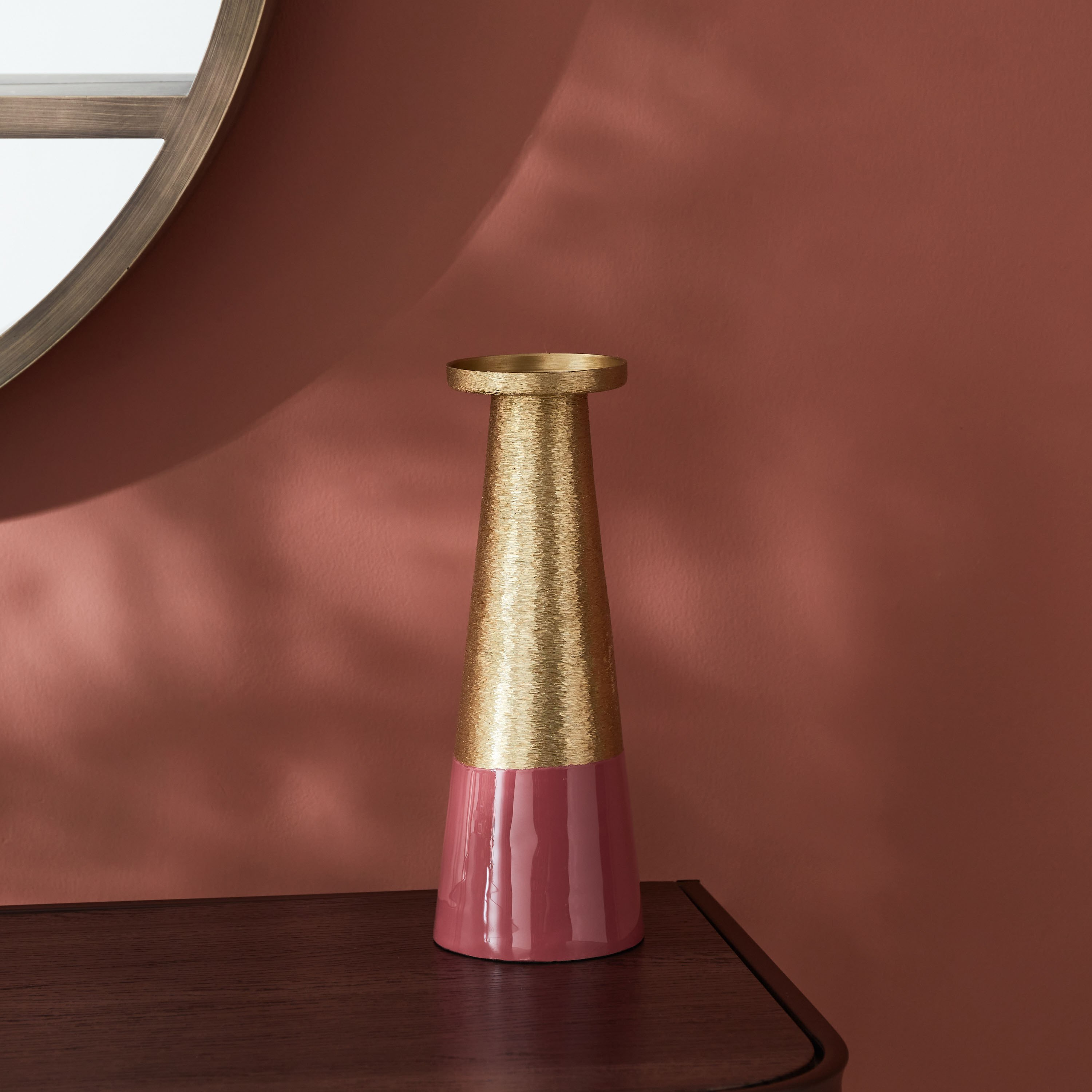 حامل شموع عمودي معدني كبير مطلي من آيكيز - 10x10x30 سم-hbxlivingroom-decorandaccessories-candleholders-image-2