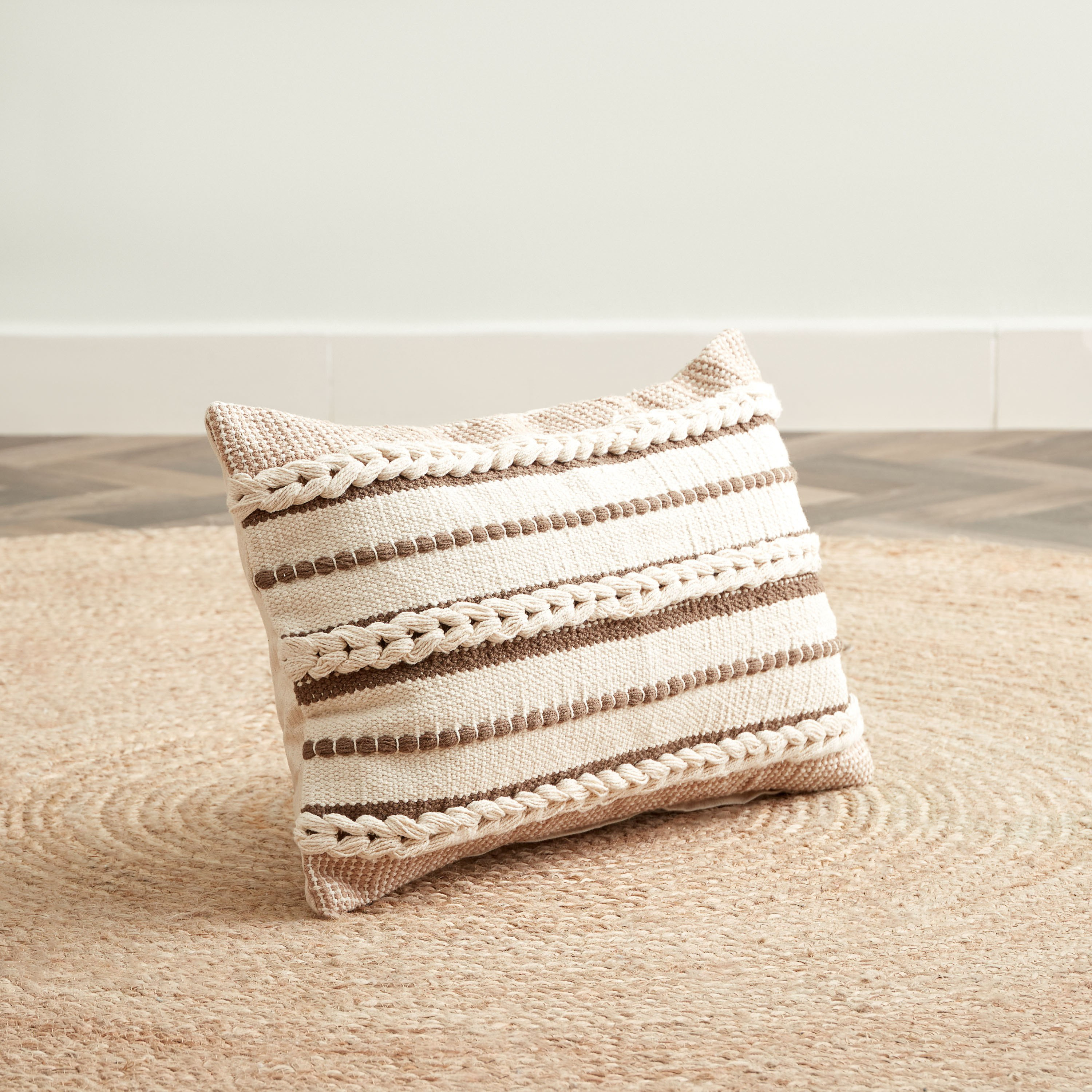 وسادة قطن محشوة مصنوعة يدويًا من ريا - 30x50 سم-hbxlivingroom-furnishings-cushionsandcovers-filledcushions-image-1