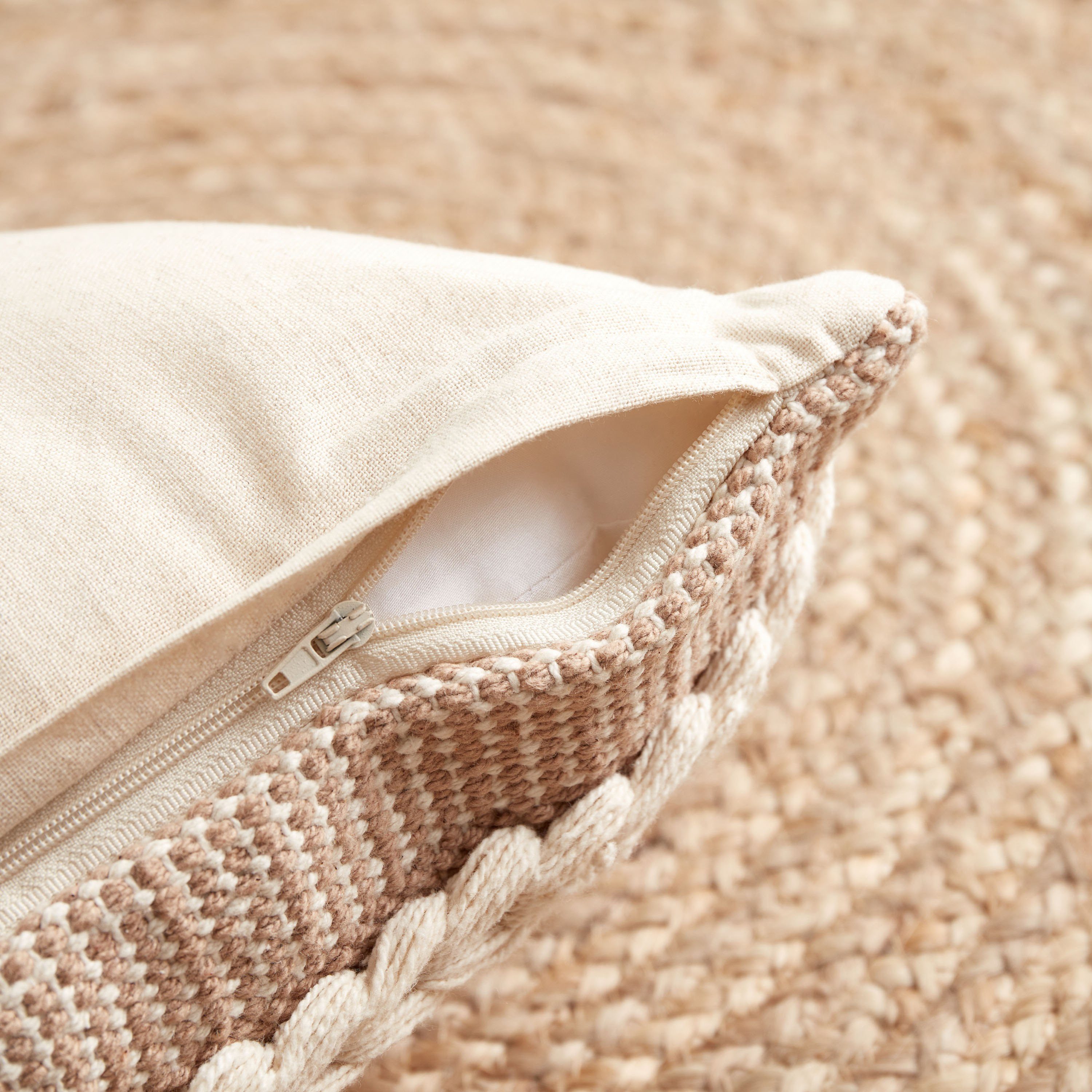 وسادة قطن محشوة مصنوعة يدويًا من ريا - 30x50 سم-hbxlivingroom-furnishings-cushionsandcovers-filledcushions-image-4