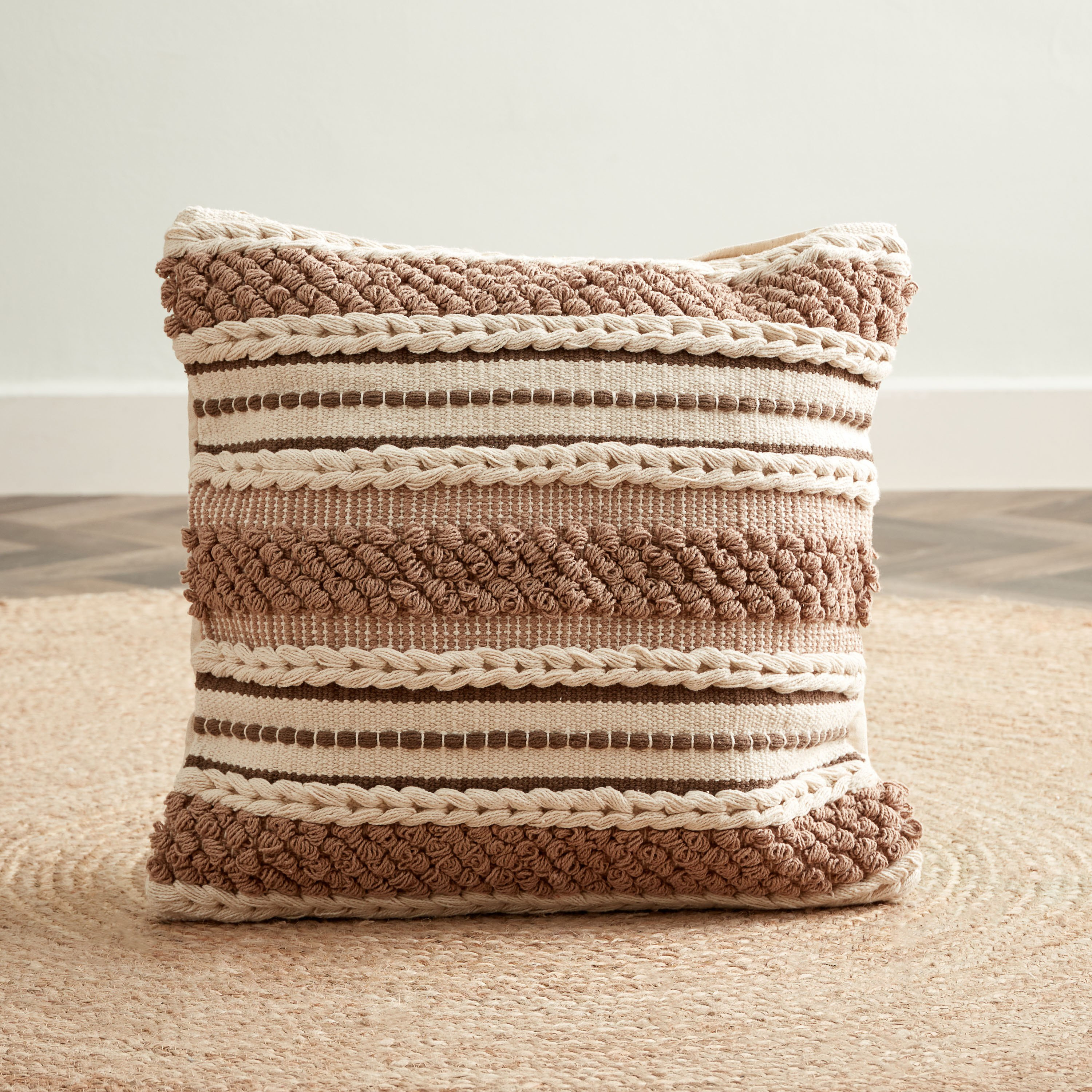 وسادة قطن محشوة مصنوعة يدويًا من ريا - 45x45 سم-hbxlivingroom-furnishings-cushionsandcovers-filledcushions-image-1