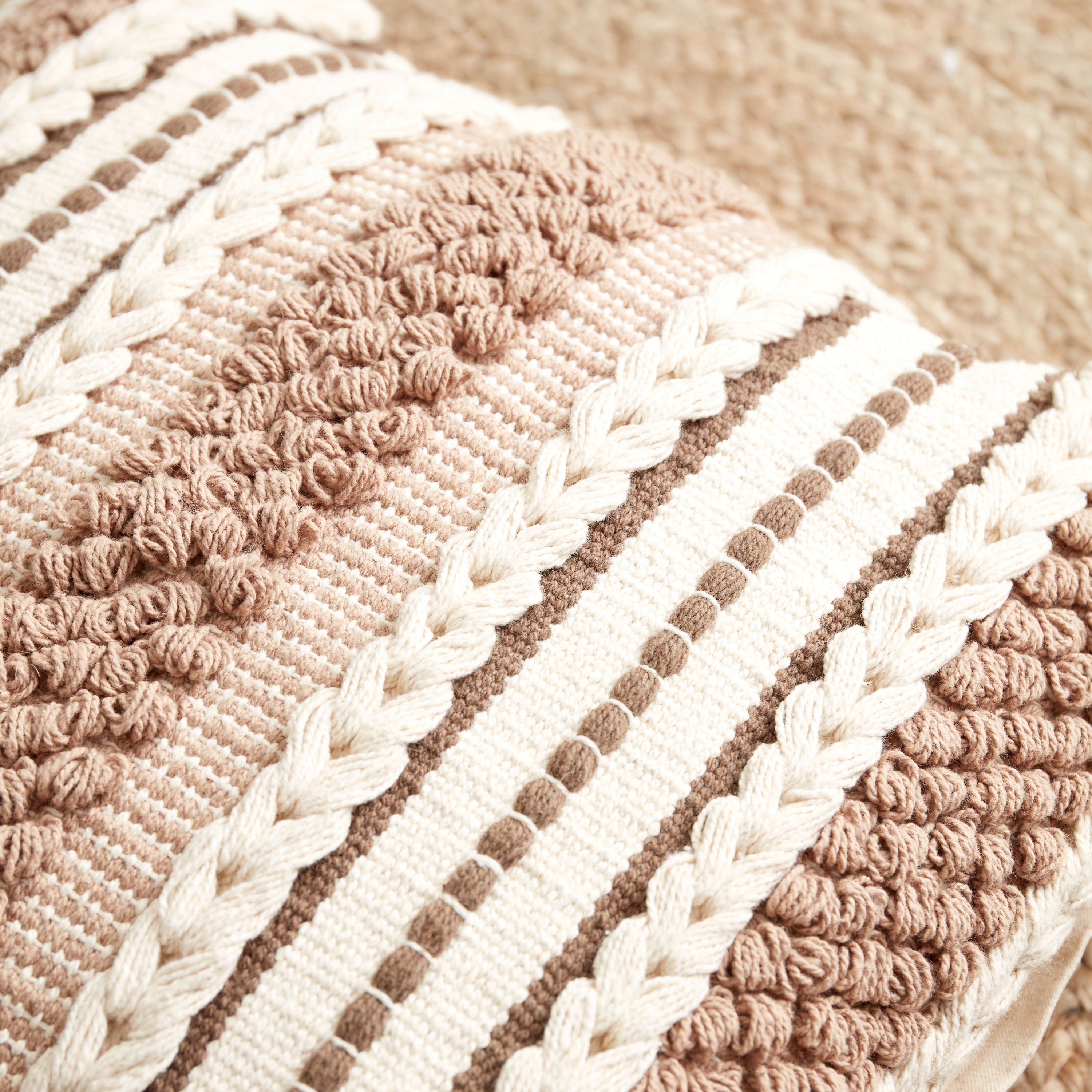 وسادة قطن محشوة مصنوعة يدويًا من ريا - 45x45 سم-hbxlivingroom-furnishings-cushionsandcovers-filledcushions-image-3