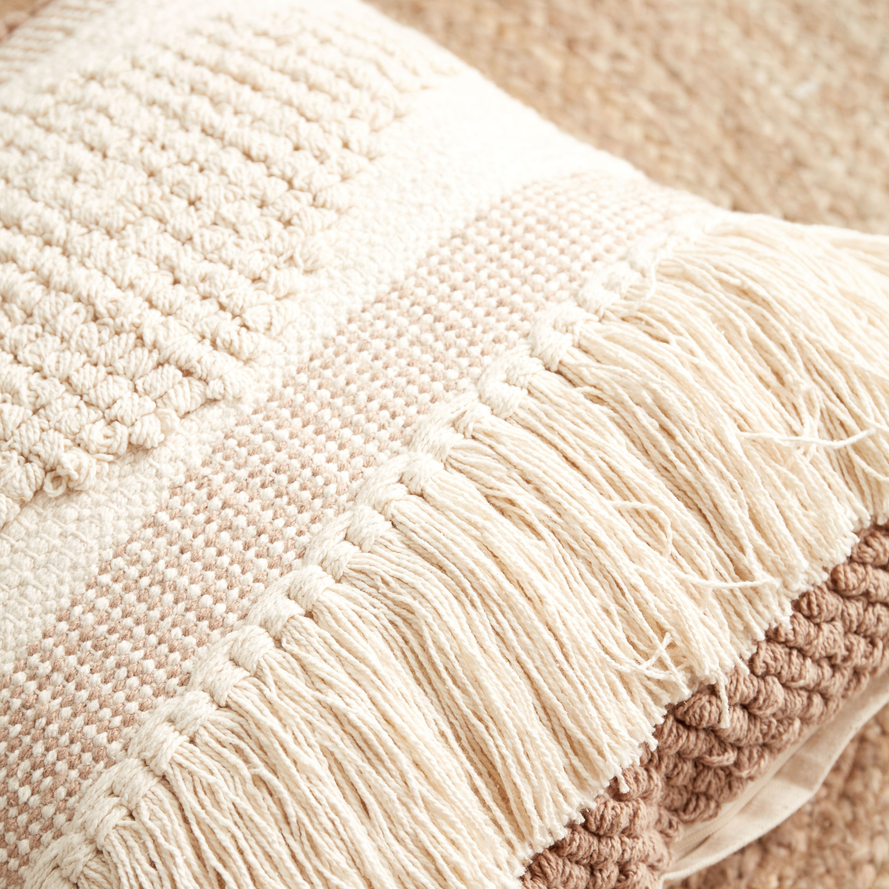 وسادة قطن محشوة مصنوعة يدويًا من ريا - 45x45 سم-hbxlivingroom-furnishings-cushionsandcovers-filledcushions-image-3