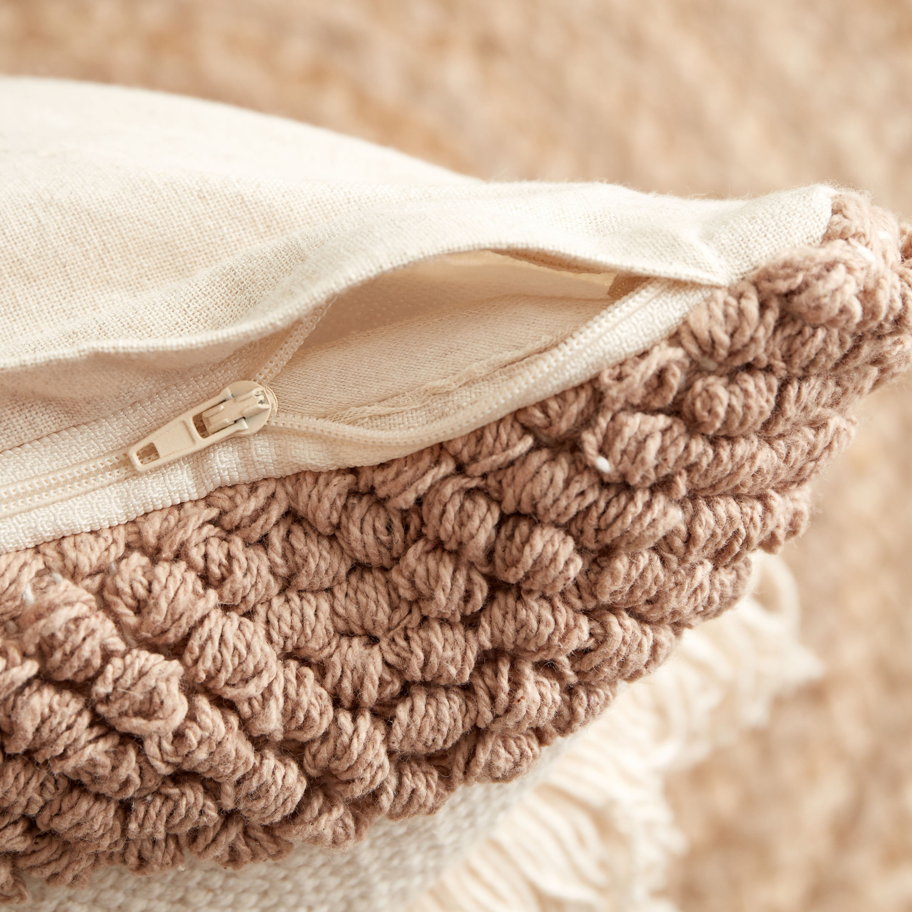 وسادة قطن محشوة مصنوعة يدويًا من ريا - 45x45 سم-hbxlivingroom-furnishings-cushionsandcovers-filledcushions-image-4