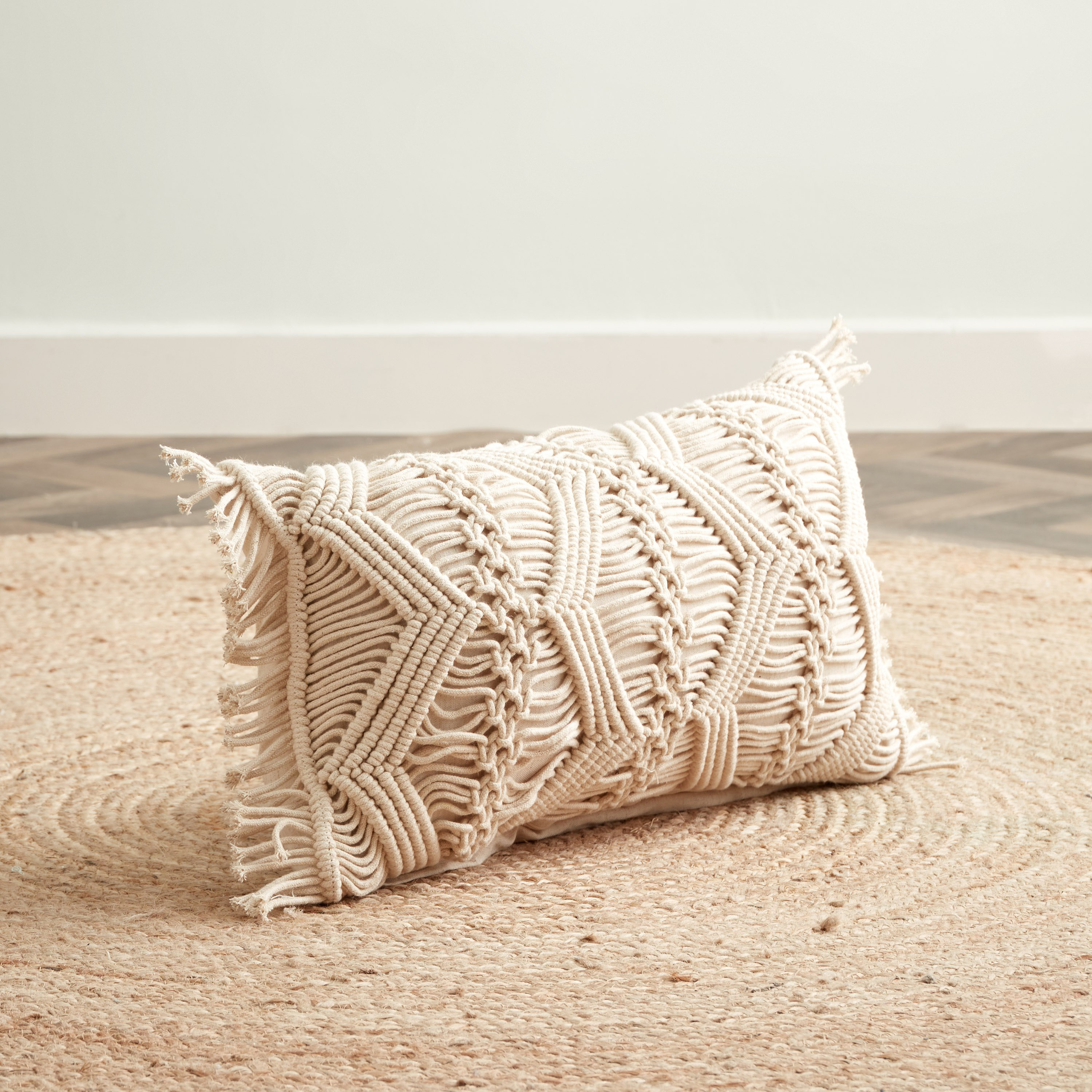 وسادة قطن محشوة مصنوعة يدويًا من أكيرا - 30x50 سم-hbxlivingroom-furnishings-cushionsandcovers-filledcushions-image-1