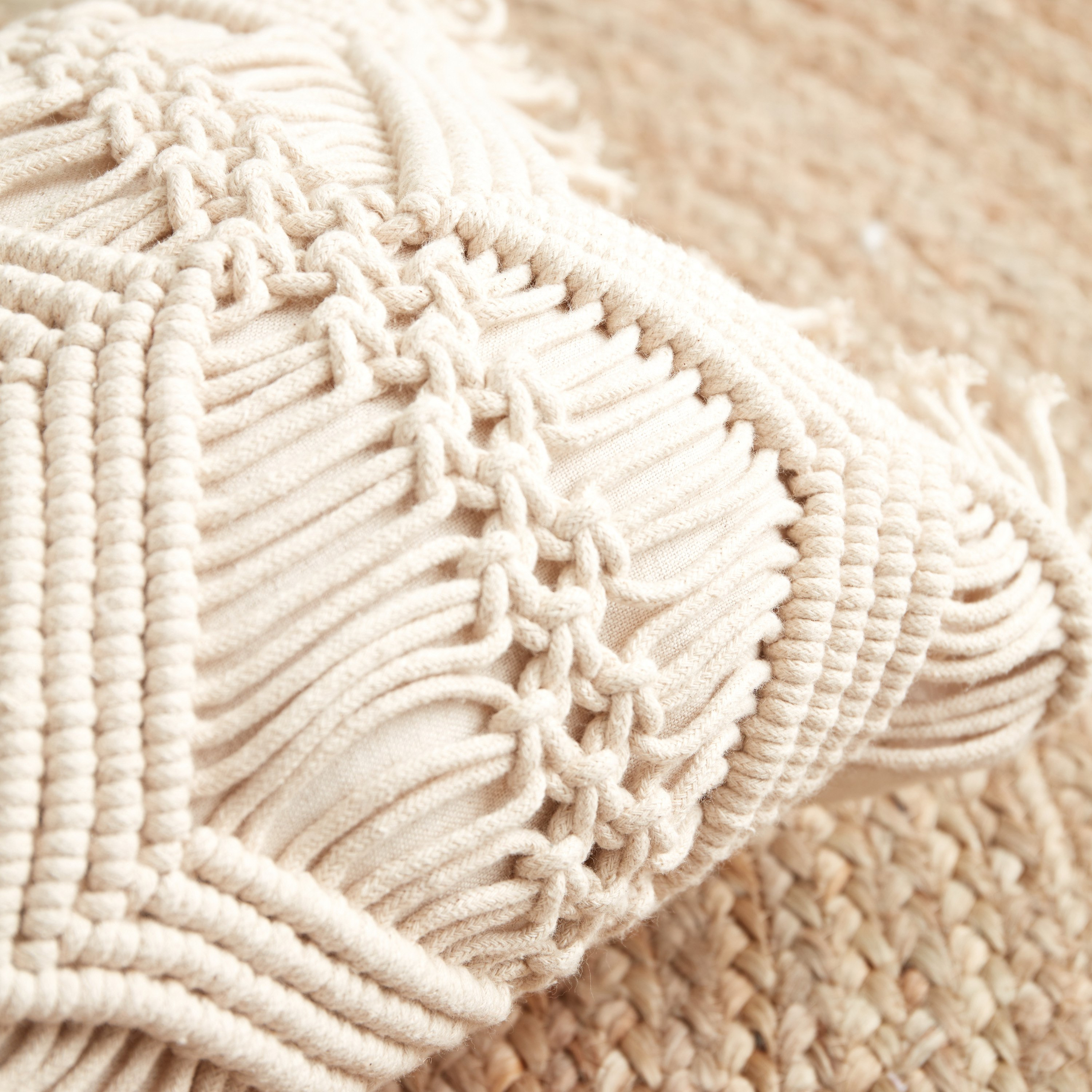 وسادة قطن محشوة مصنوعة يدويًا من أكيرا - 30x50 سم-hbxlivingroom-furnishings-cushionsandcovers-filledcushions-image-3